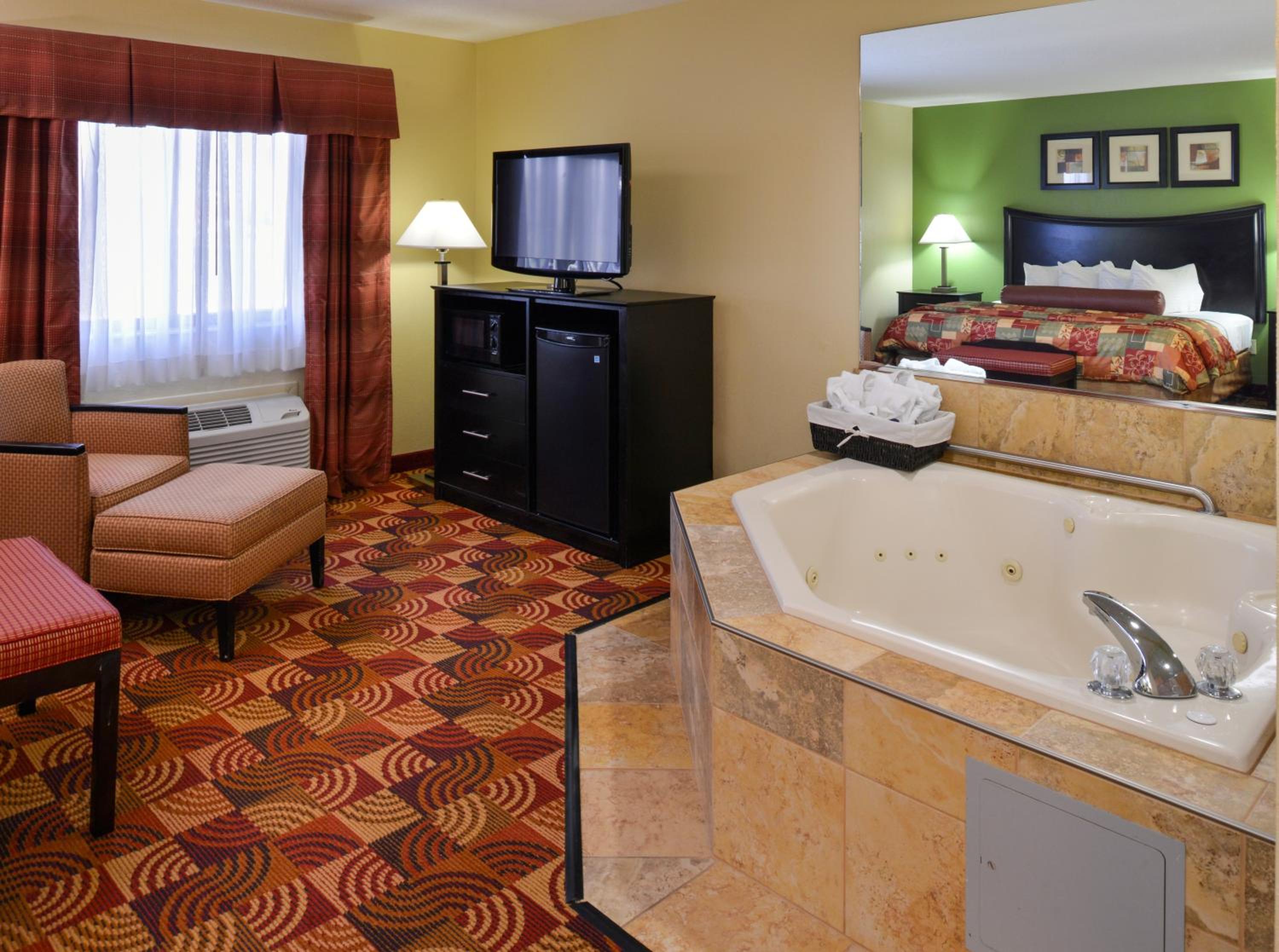 King Suite with Bathtub - Mobility Accessible/Non-Smoking - Photo 4