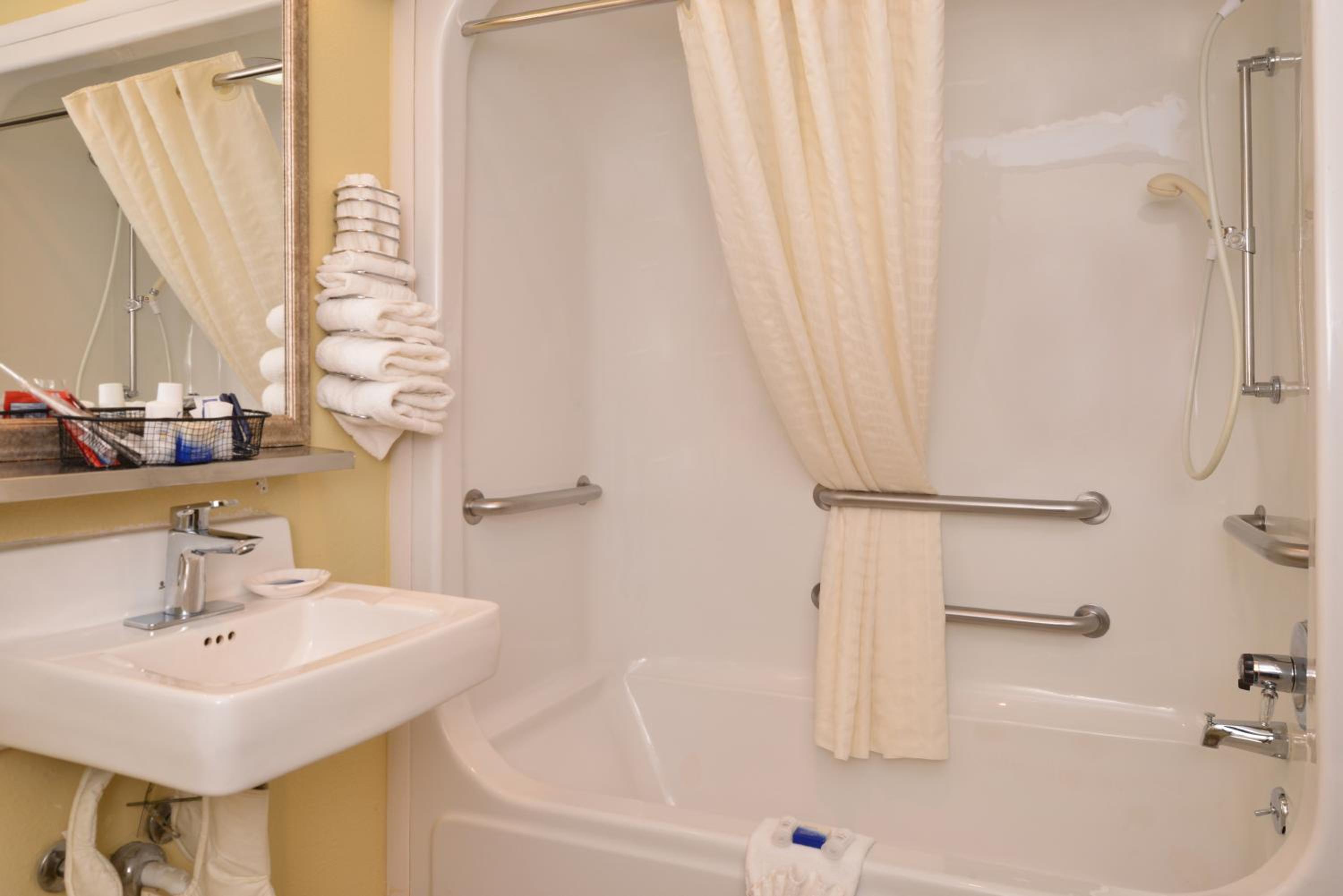 Queen Room - Disability Access Tub - Photo 3