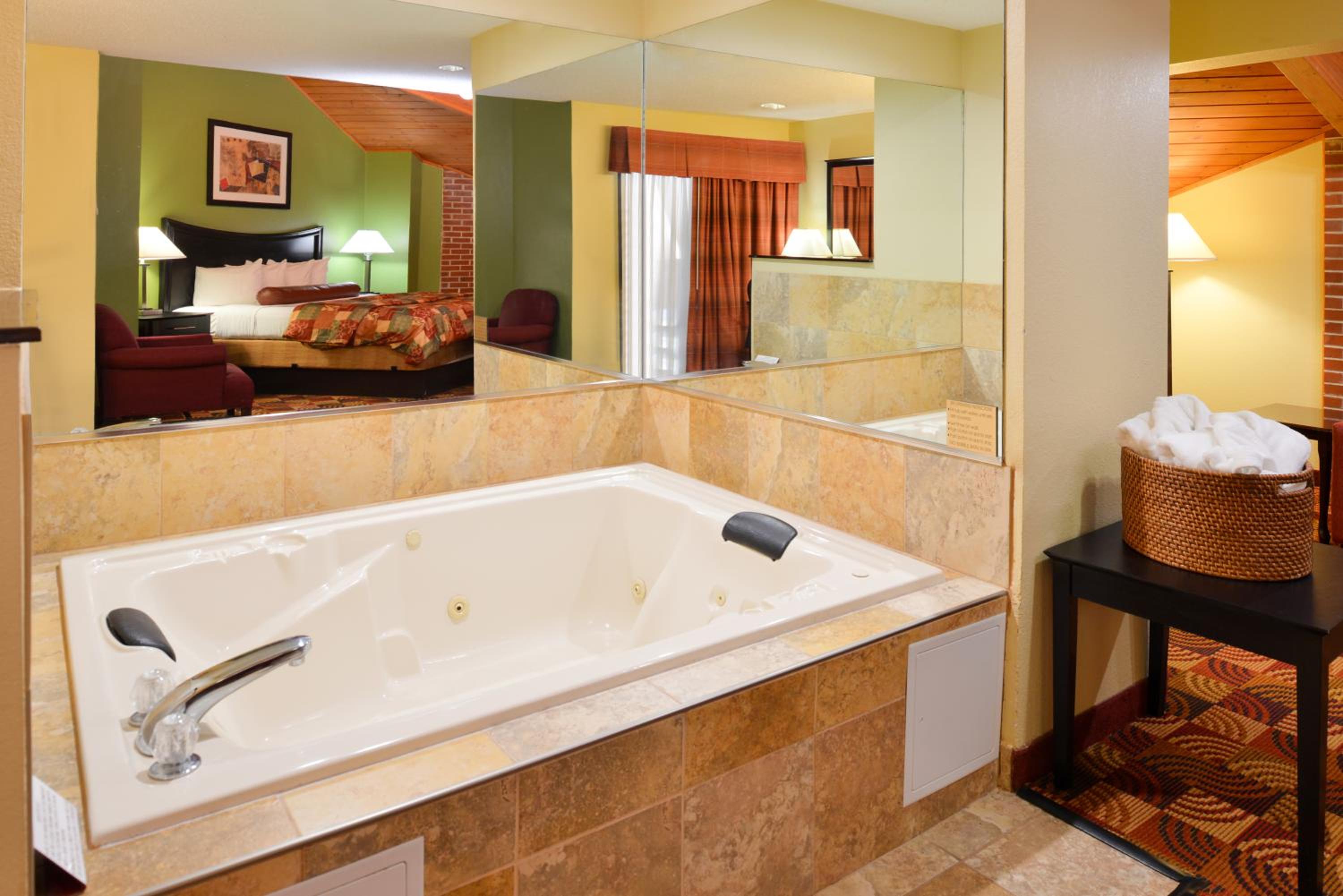 King Suite with Balcony - Non-Smoking - Photo 4