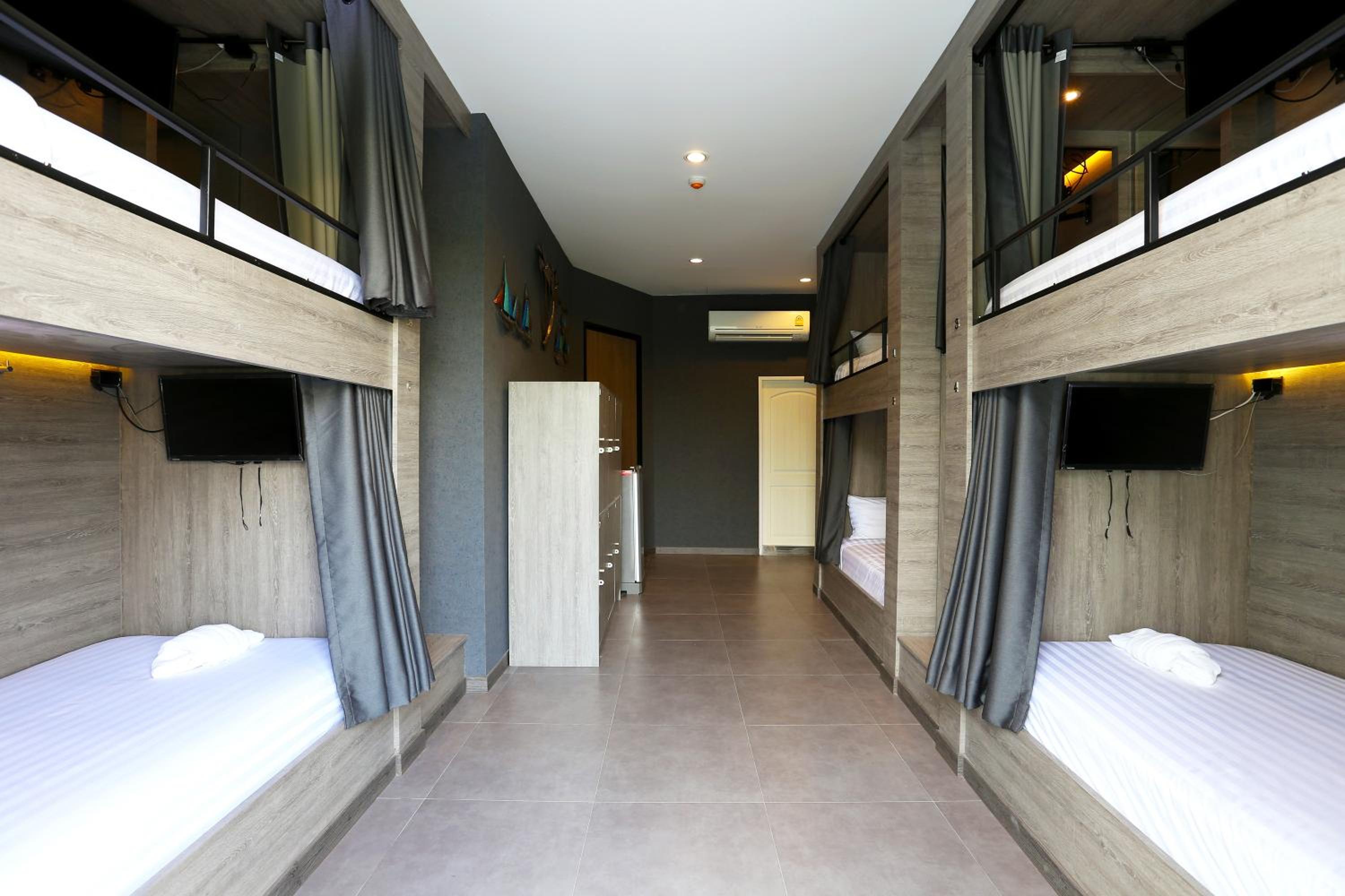 Bed in 6-Bed Female Dormitory Room photo 2
