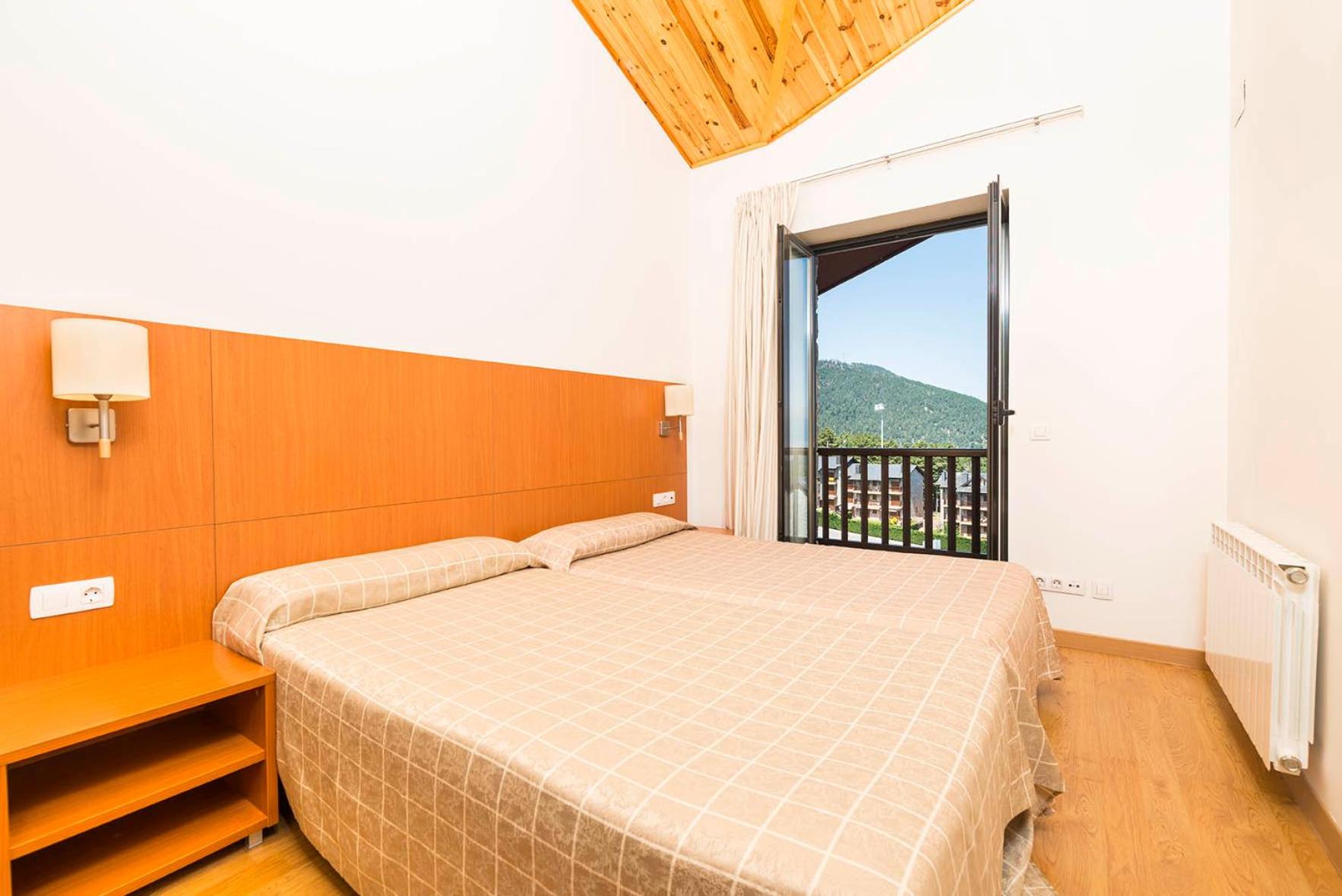 One-Bedroom Apartment with View photo 2