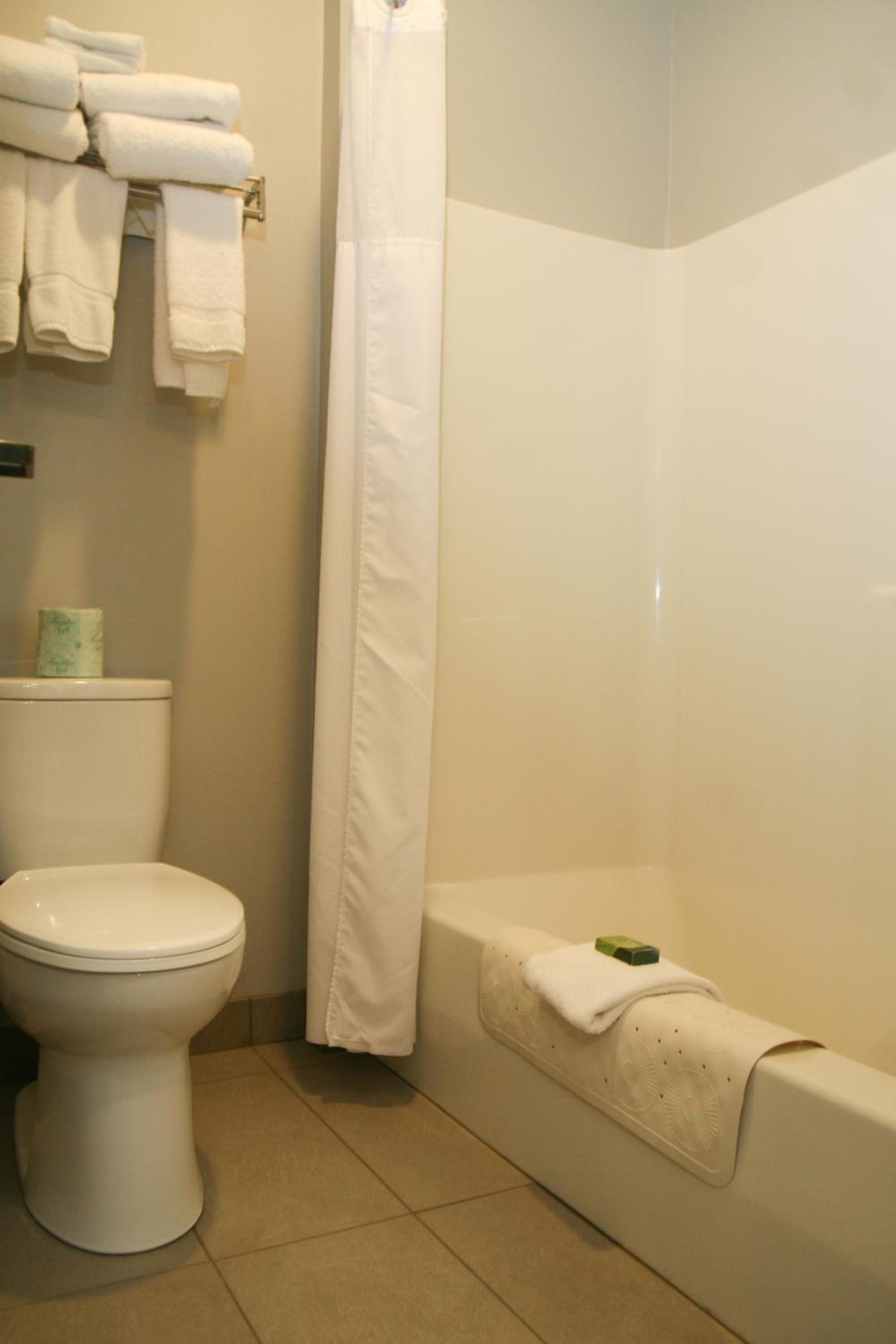Queen Room with Two Queen Beds - Non-Smoking photo 2