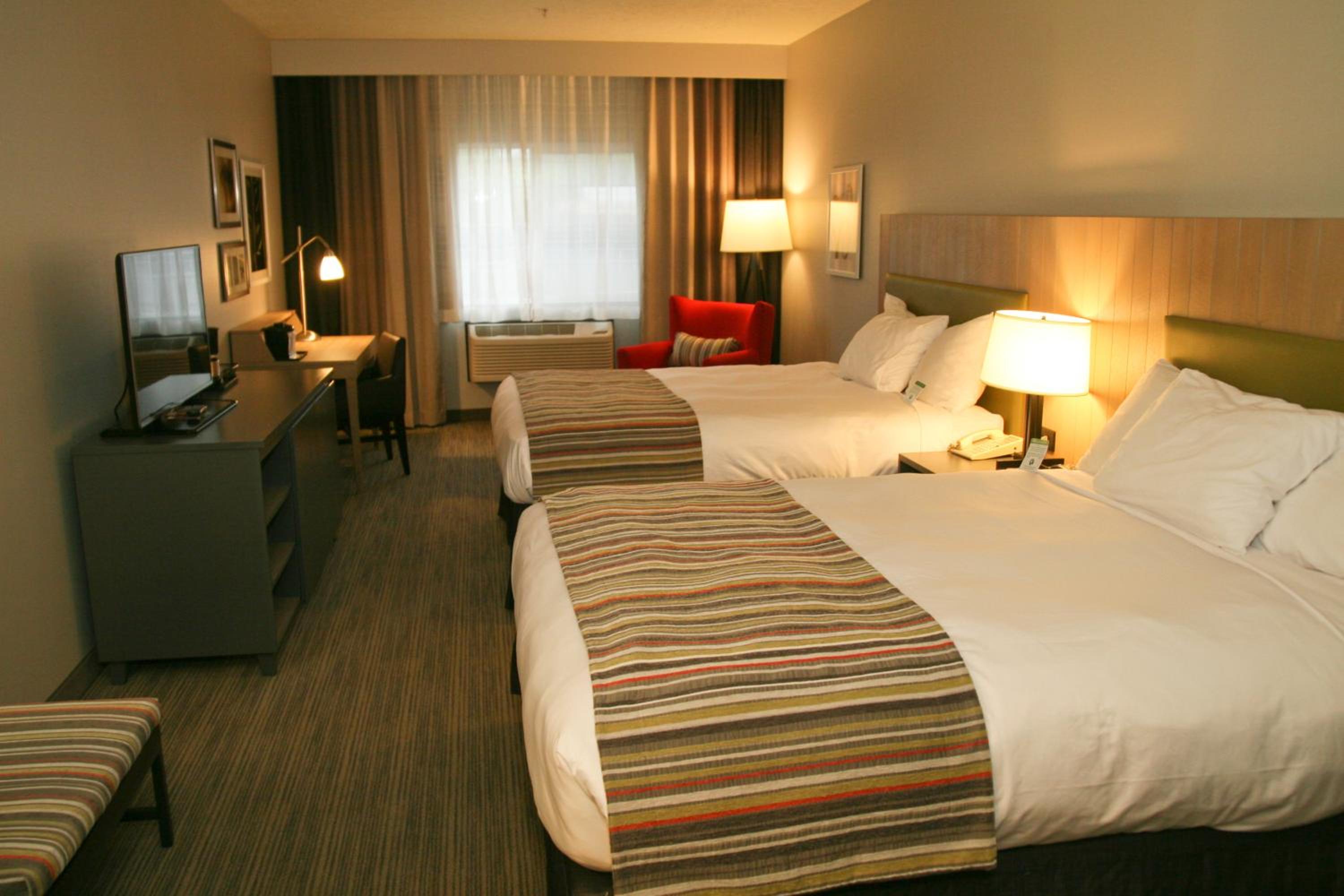 Queen Room with Two Queen Beds - Non-Smoking photo 3