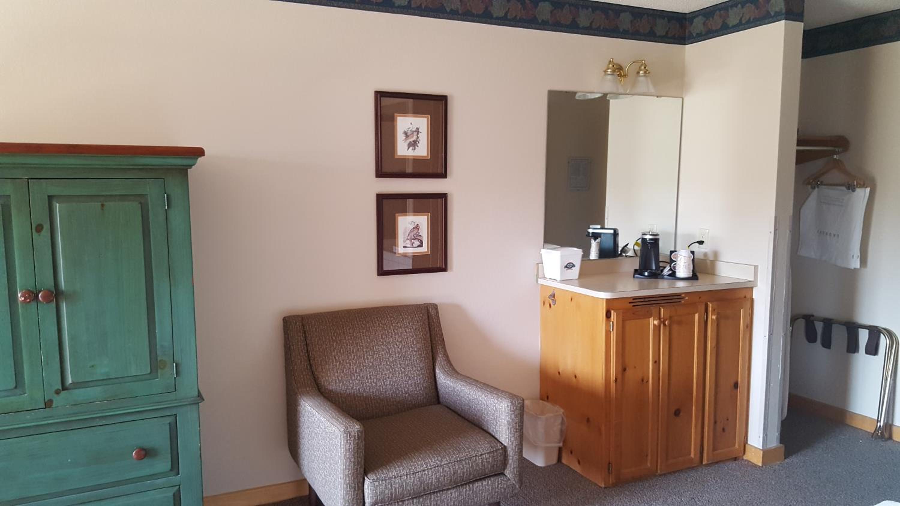 Deluxe King Suite photo 2