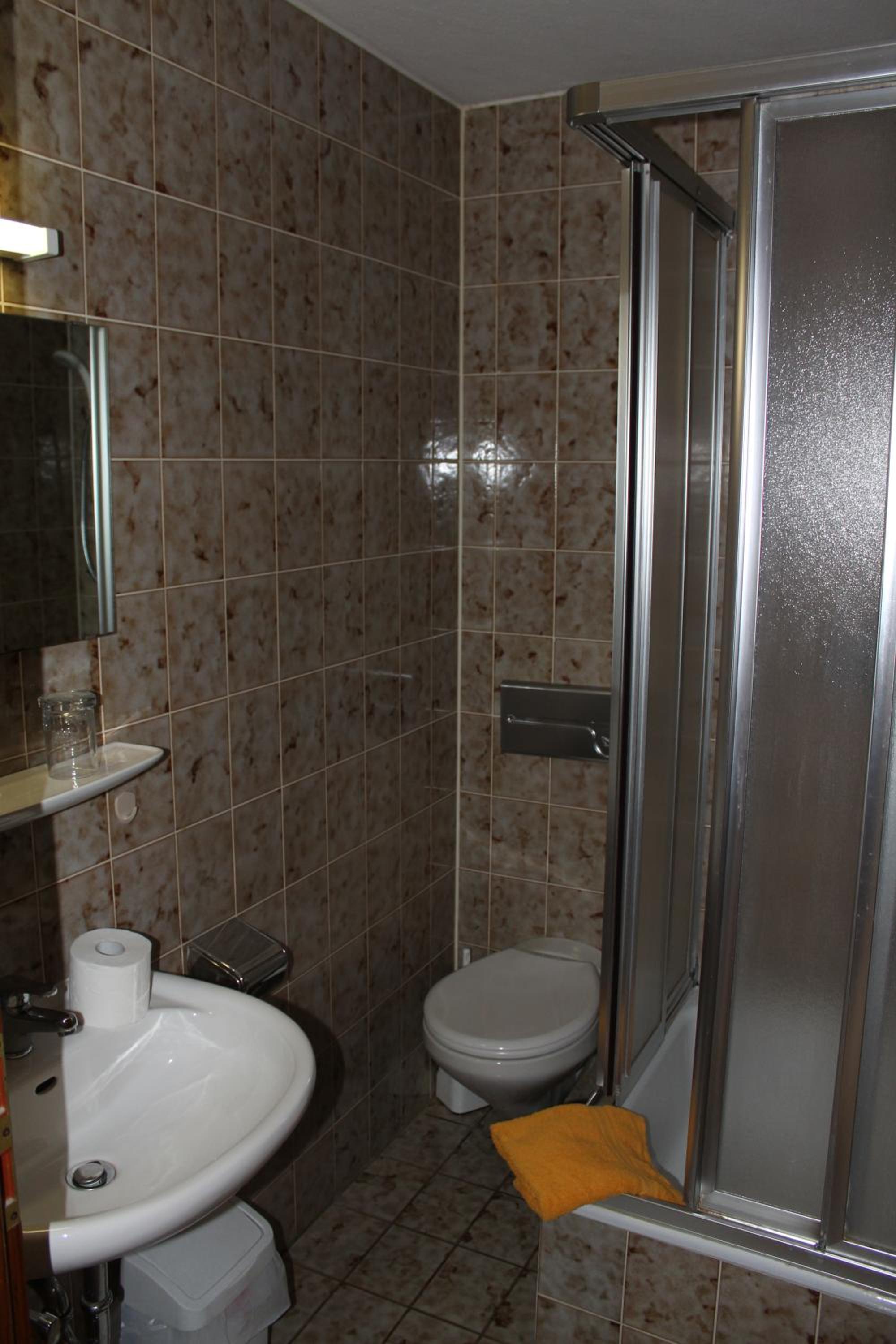 small Double Room with Bathroom - Photo 8