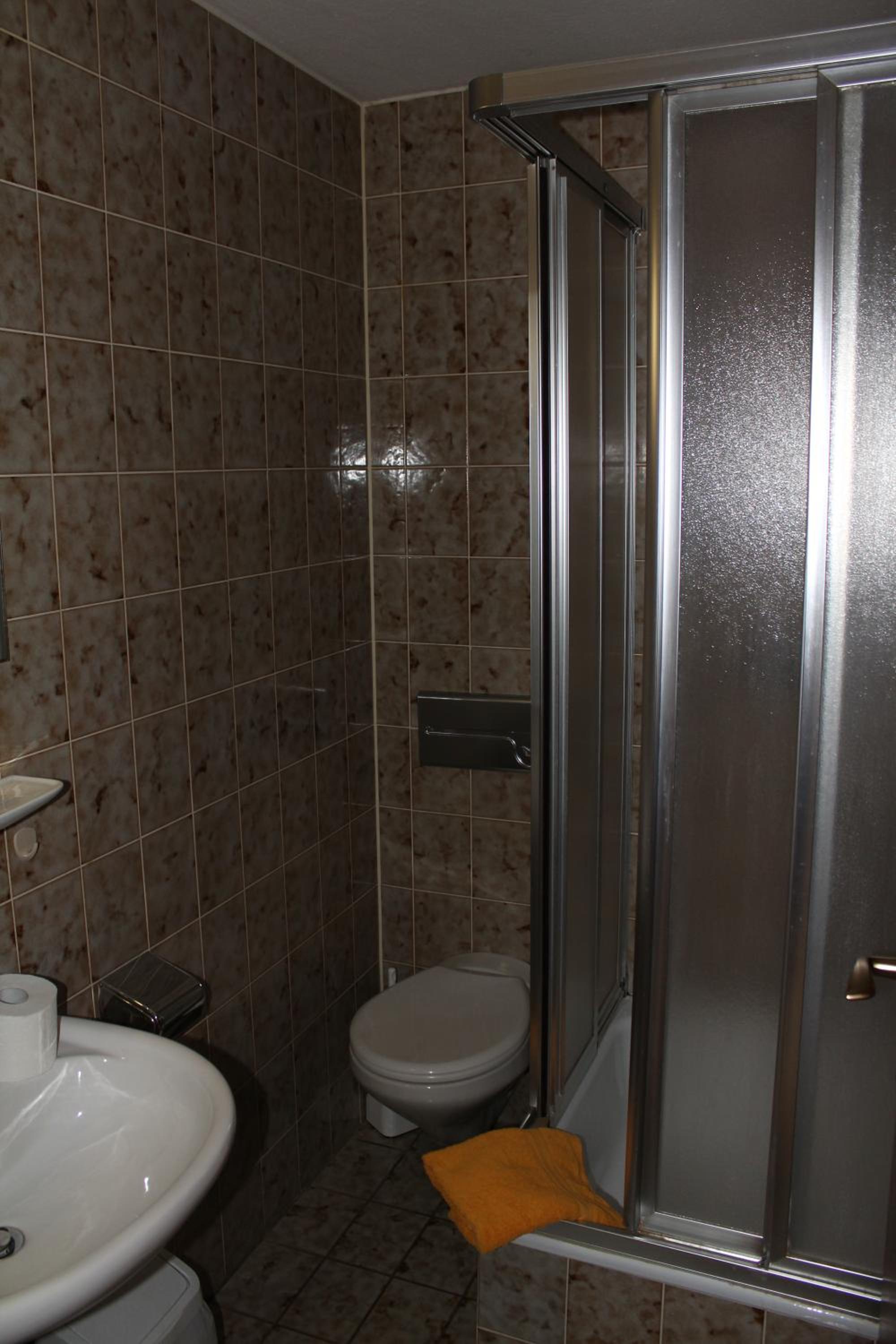 small Double Room with Bathroom - Photo 9