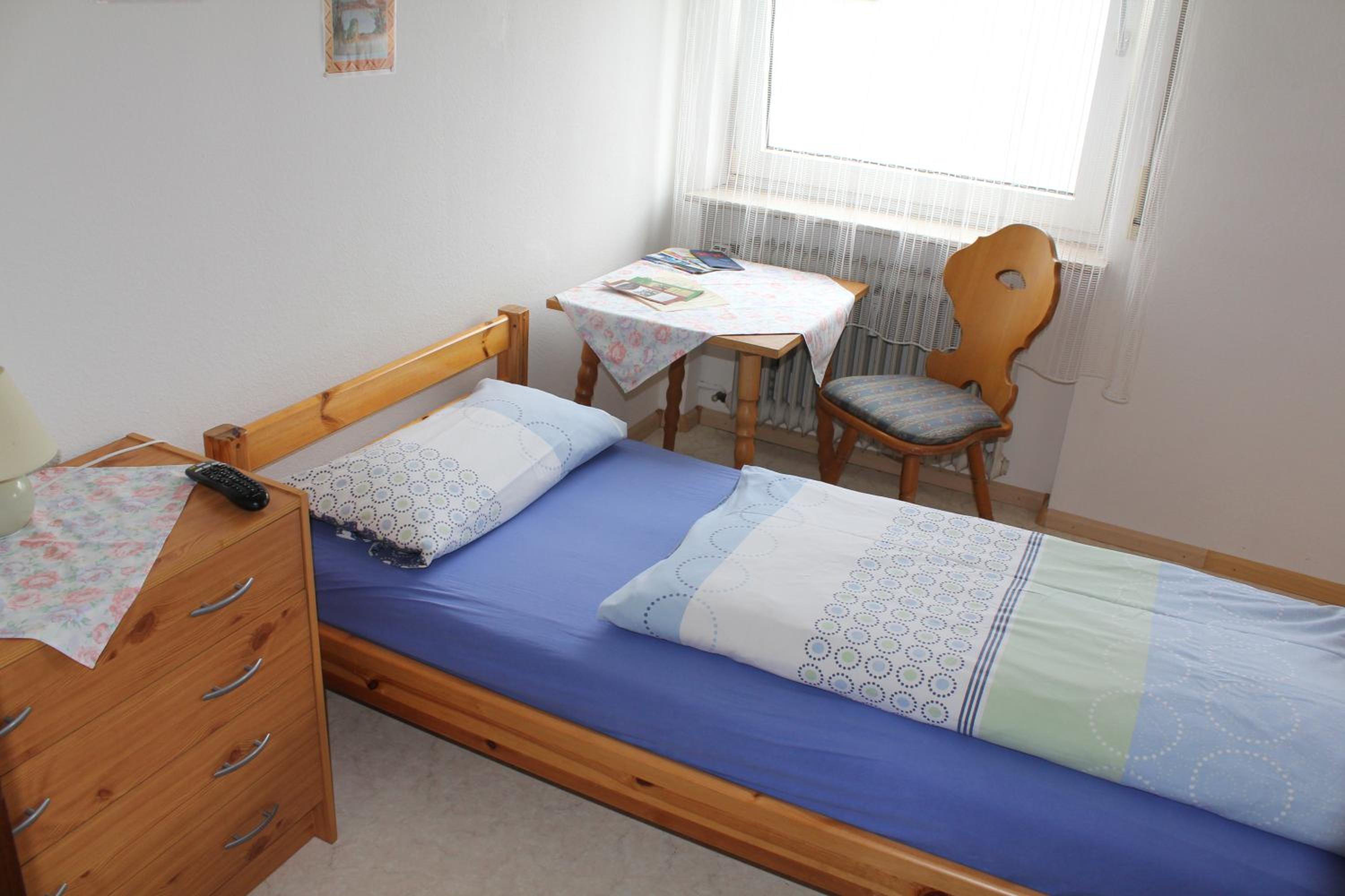 Small Single Room with bathroom photo 1