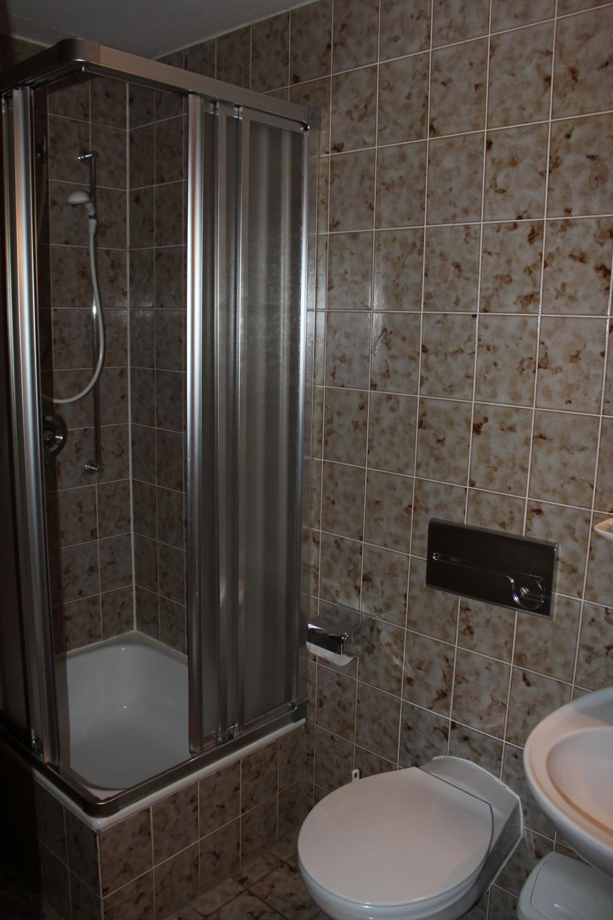 Double Room with Shower - Photo 8