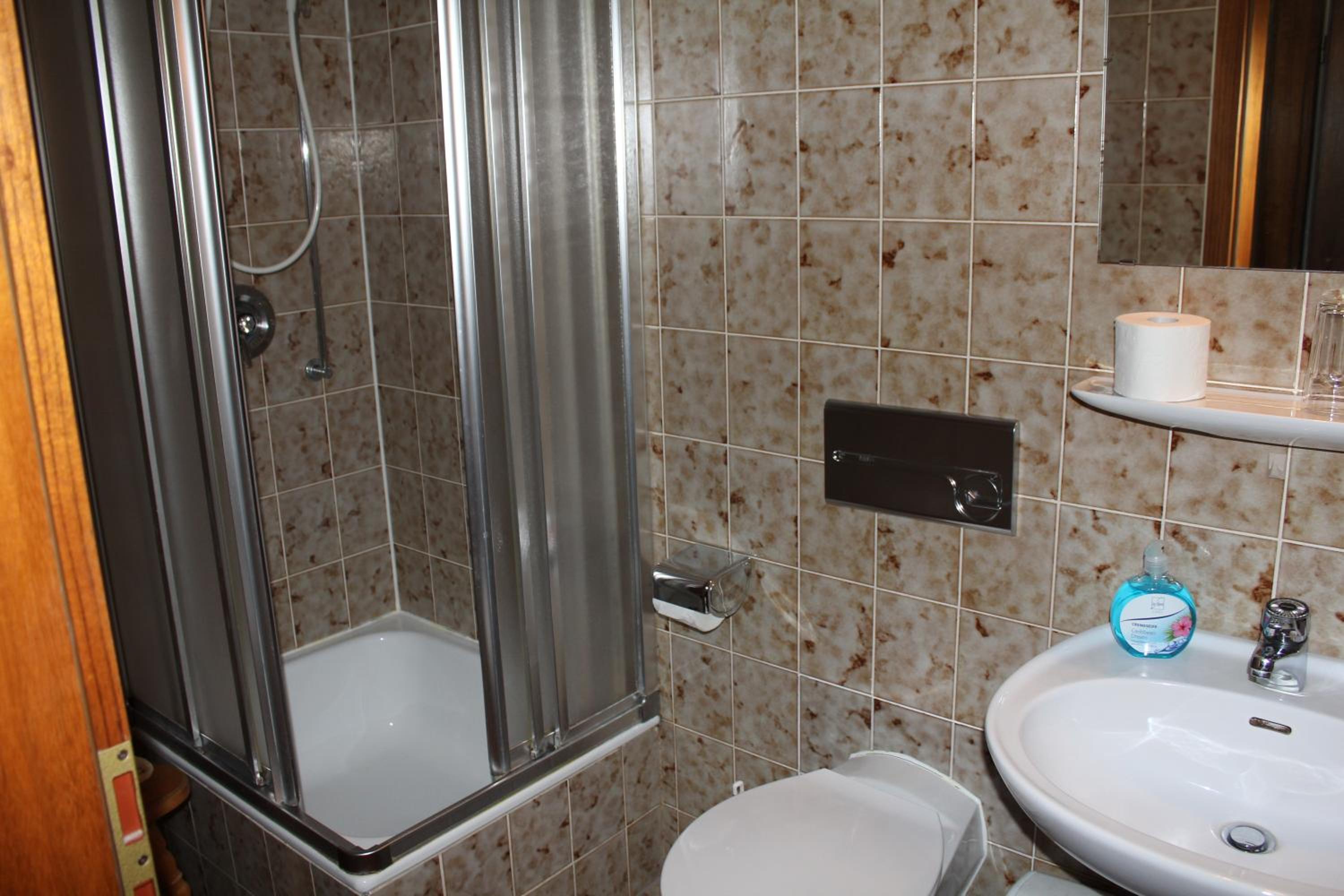 Double Room with Shower - Photo 7