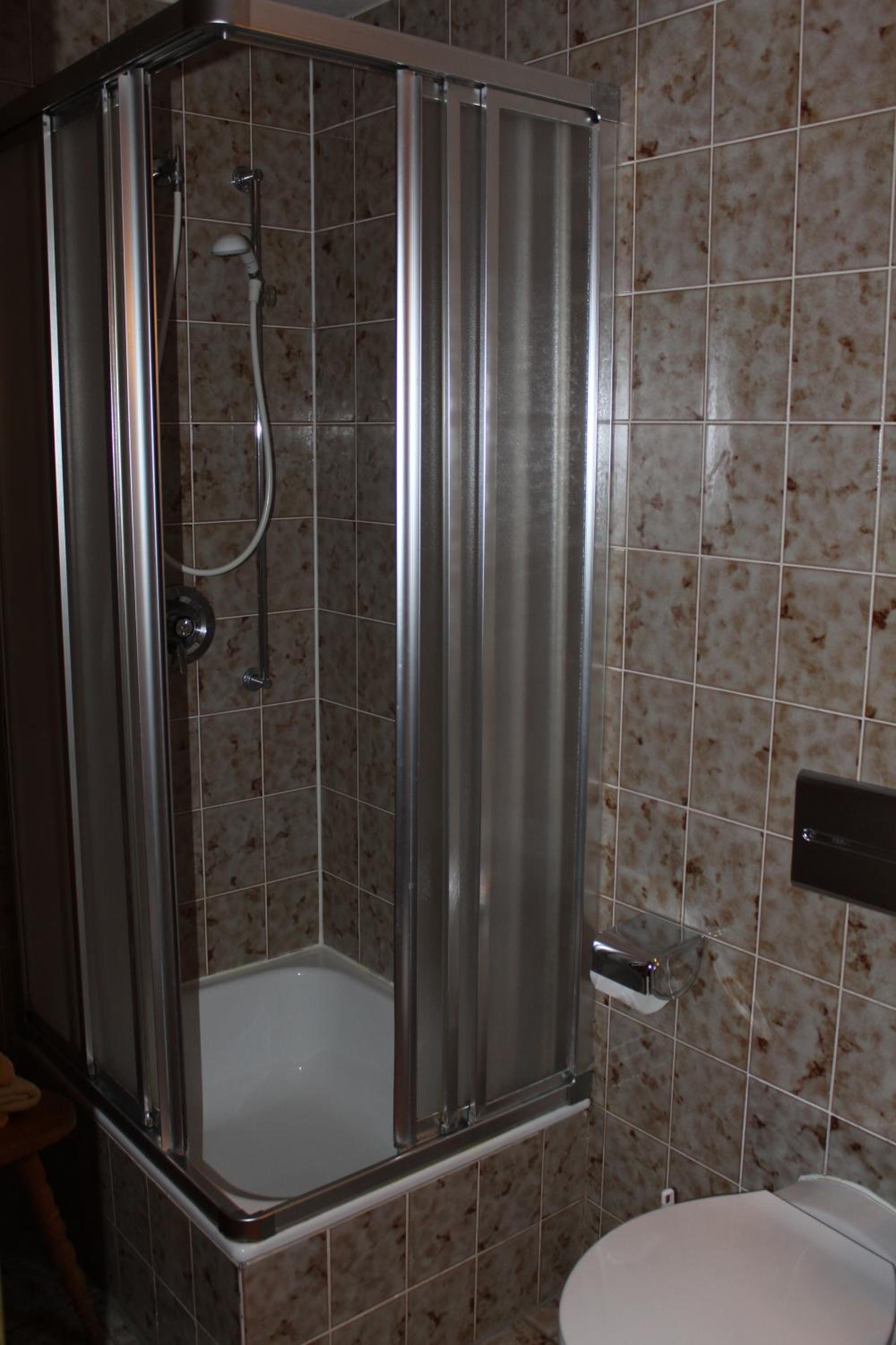 Double Room with Shower - Photo 9