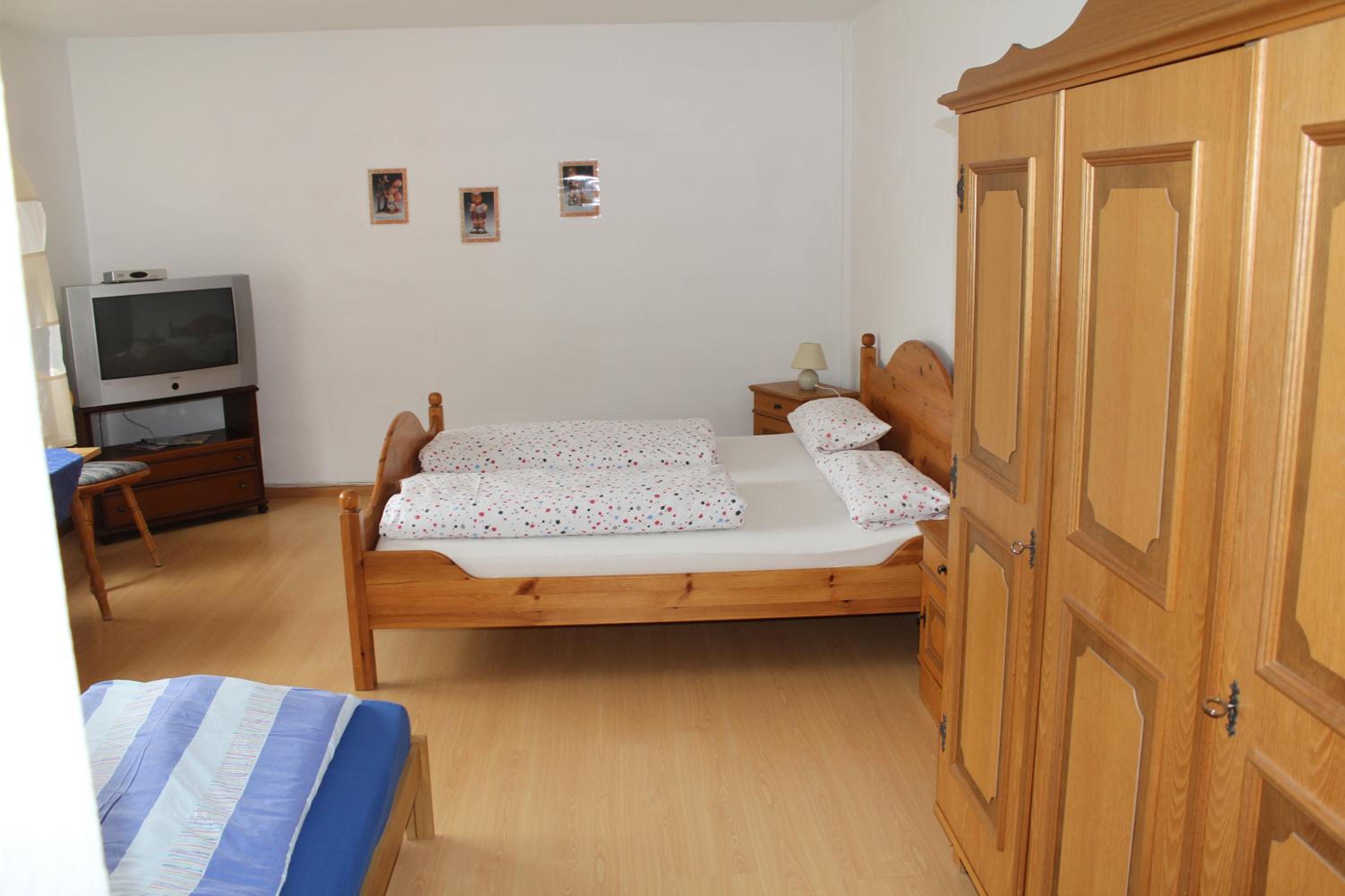 Quadruple Room with Bathroom - Photo 1