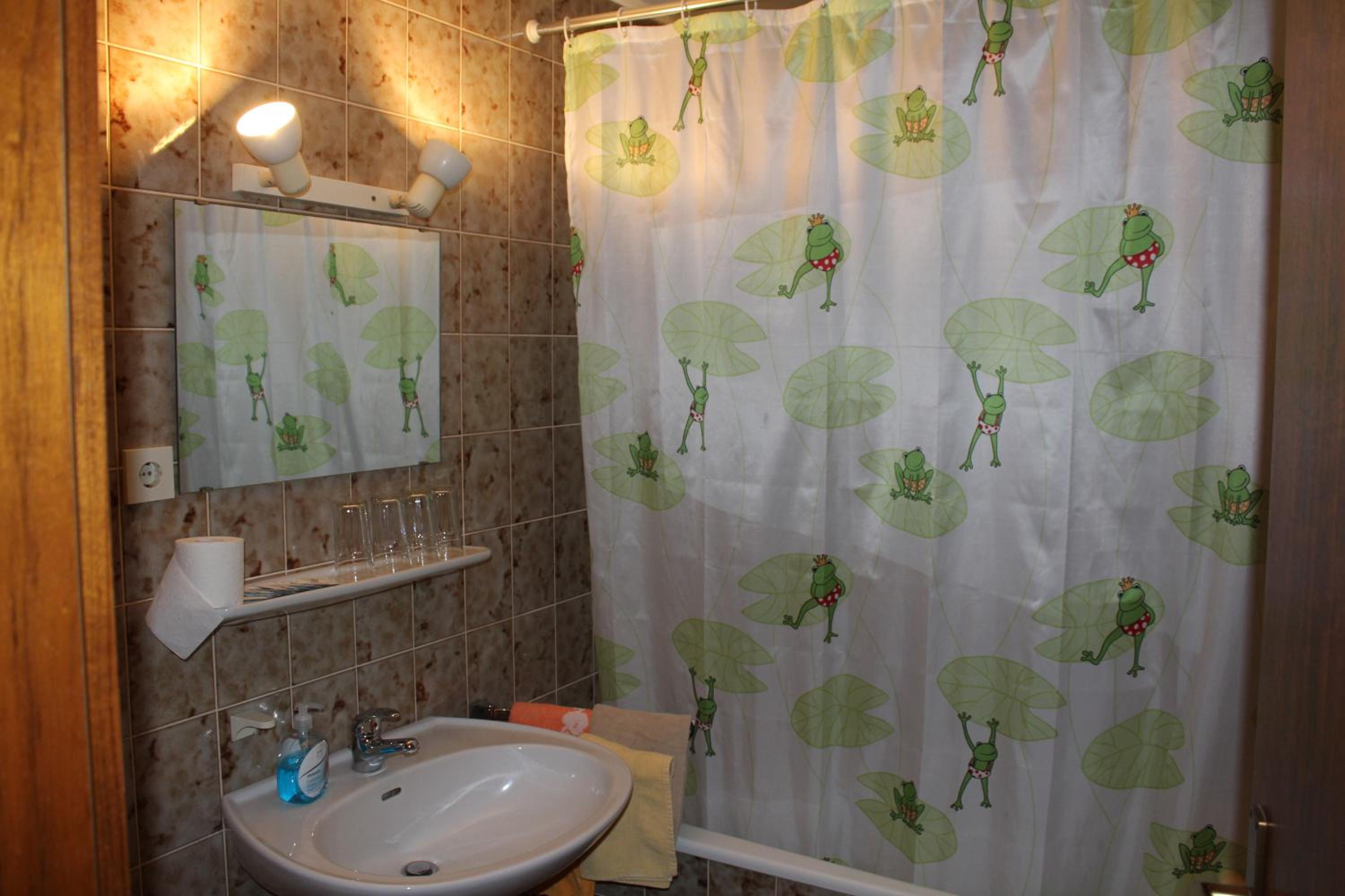 Quadruple Room with Bathroom - Photo 13