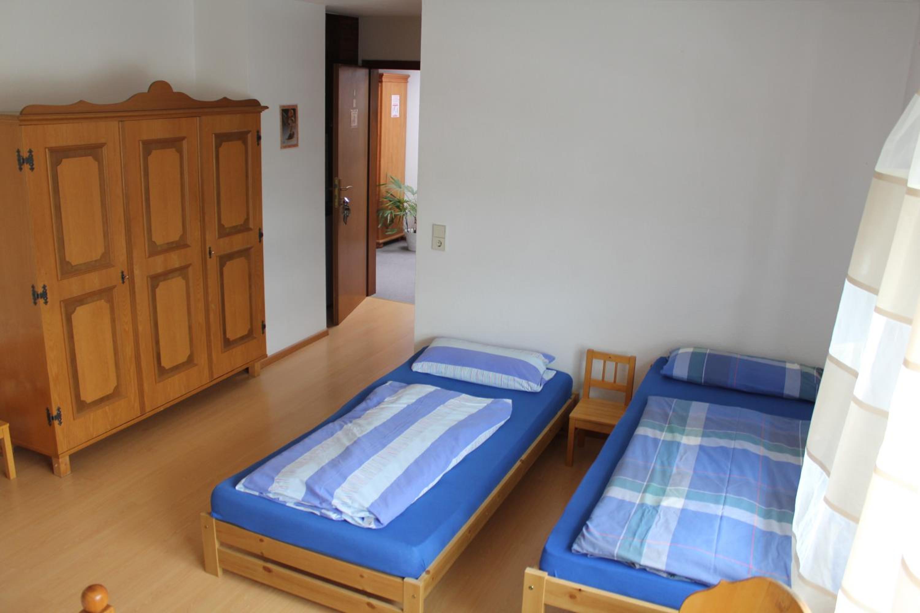 Quadruple Room with Bathroom - Photo 11