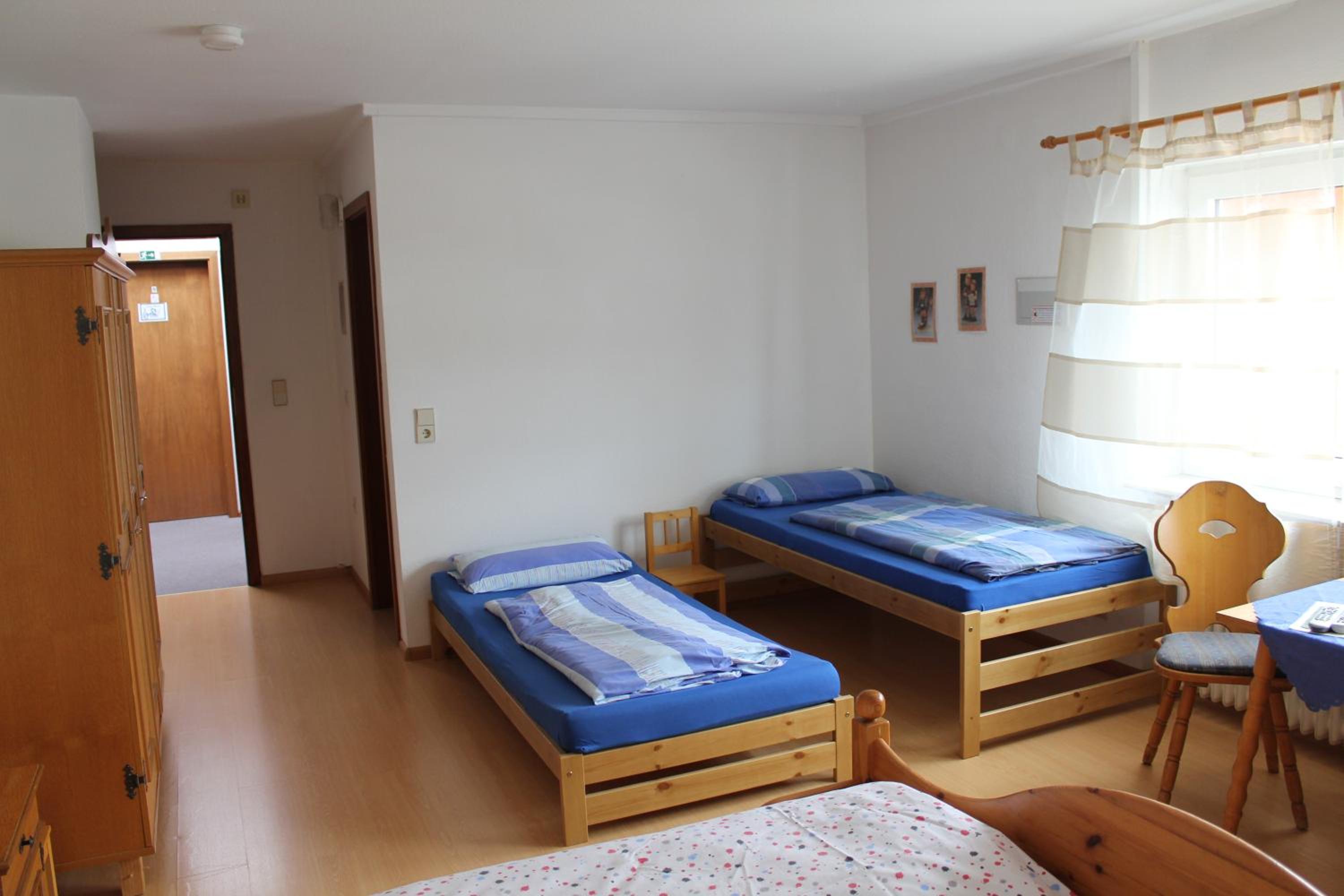 Quadruple Room with Bathroom - Photo 10