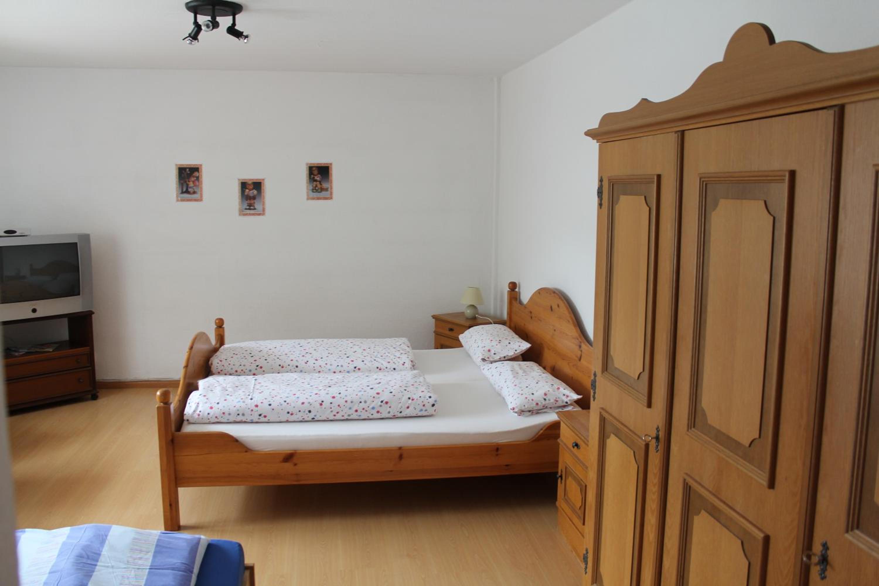 Quadruple Room with Bathroom - Photo 4