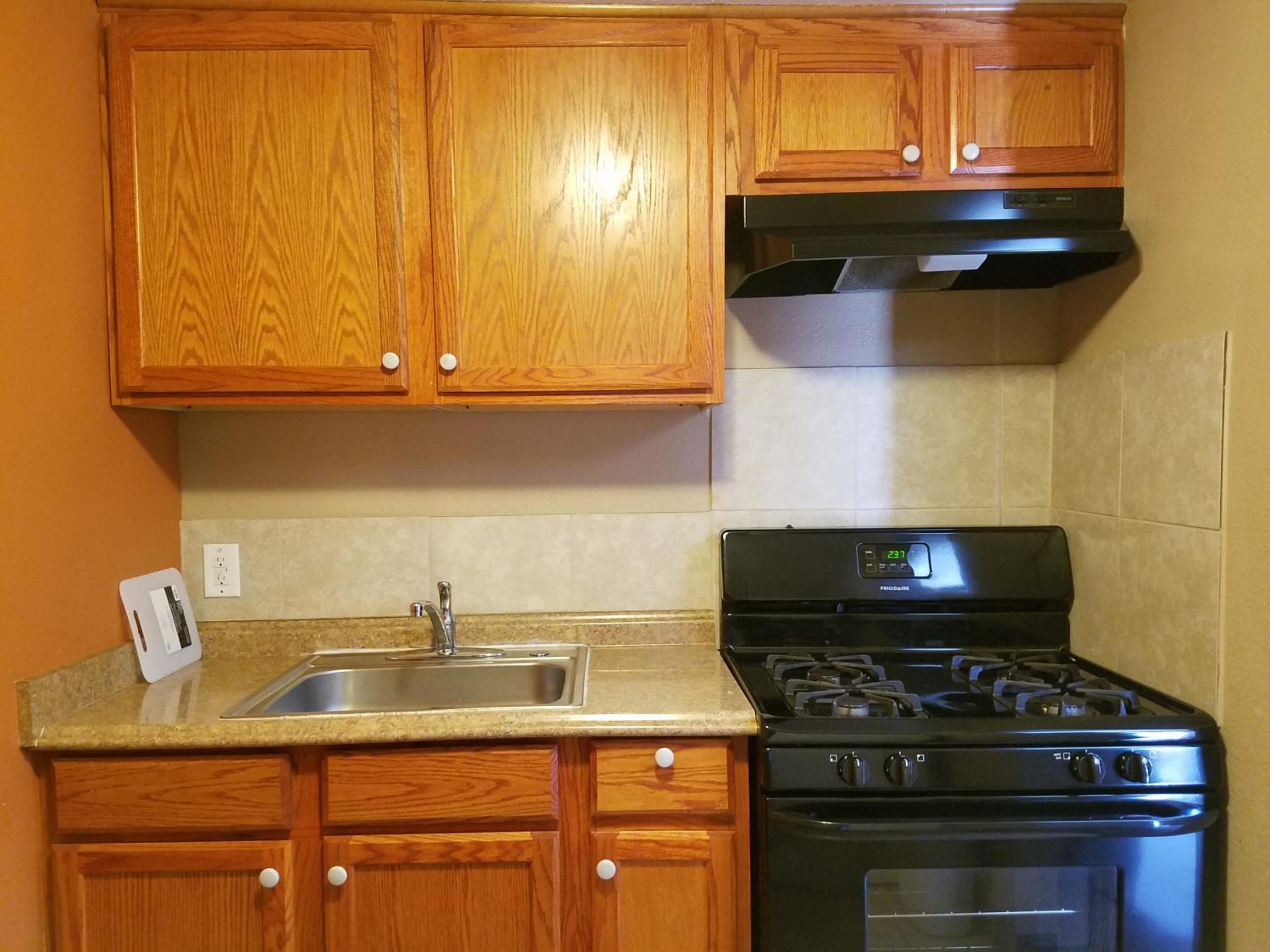 Deluxe Queen Room - with Kitchen - Photo 4
