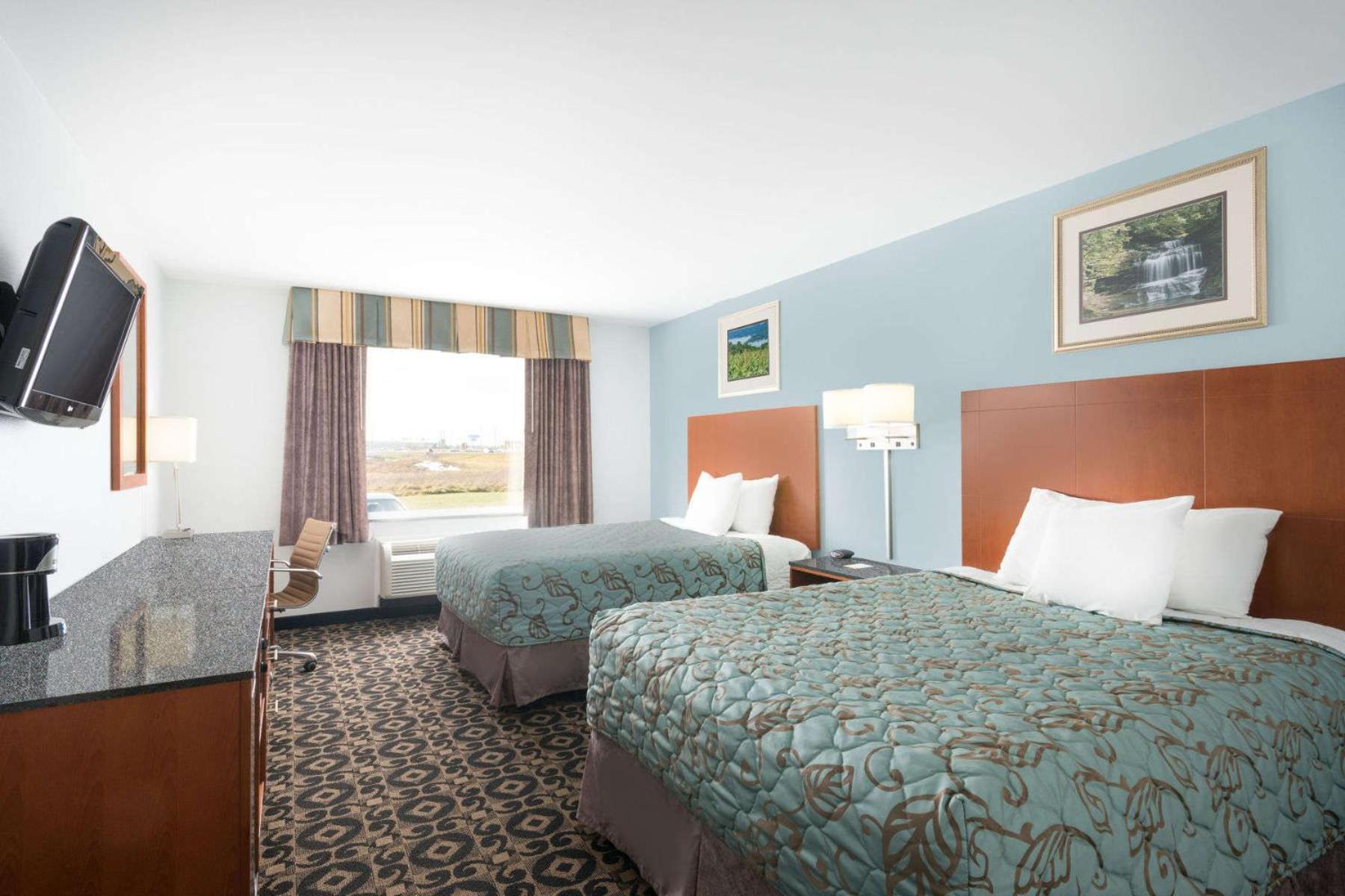 Queen Room with Two Queen Beds - Non-Smoking - Photo 1