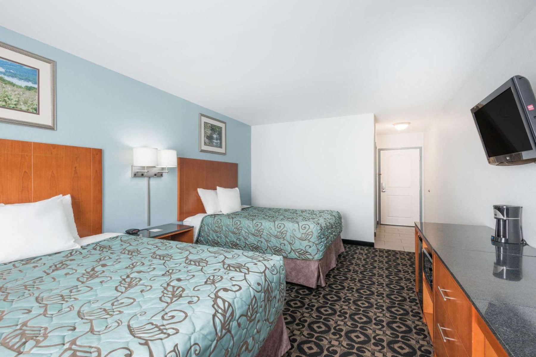 Queen Room with Two Queen Beds - Non-Smoking - Photo 3