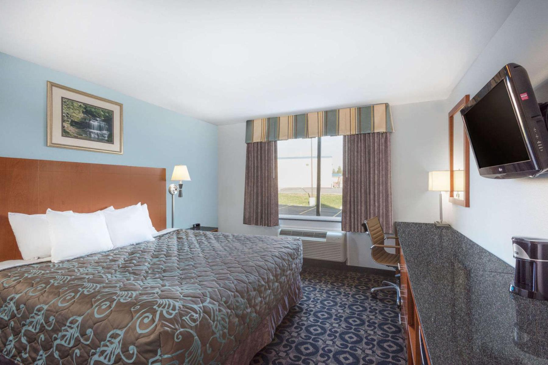 King Room - Non-Smoking - Photo 3