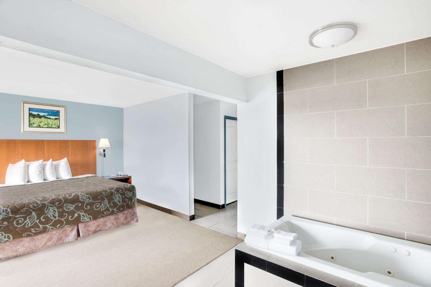 Studio King Suite - Non-Smoking - Photo 1