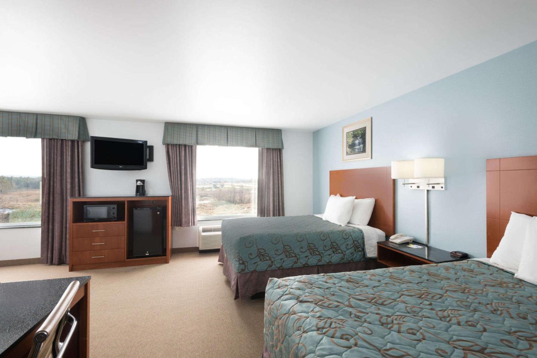 Studio Queen Suite with Three Queen Beds - Non-Smoking - Photo 2