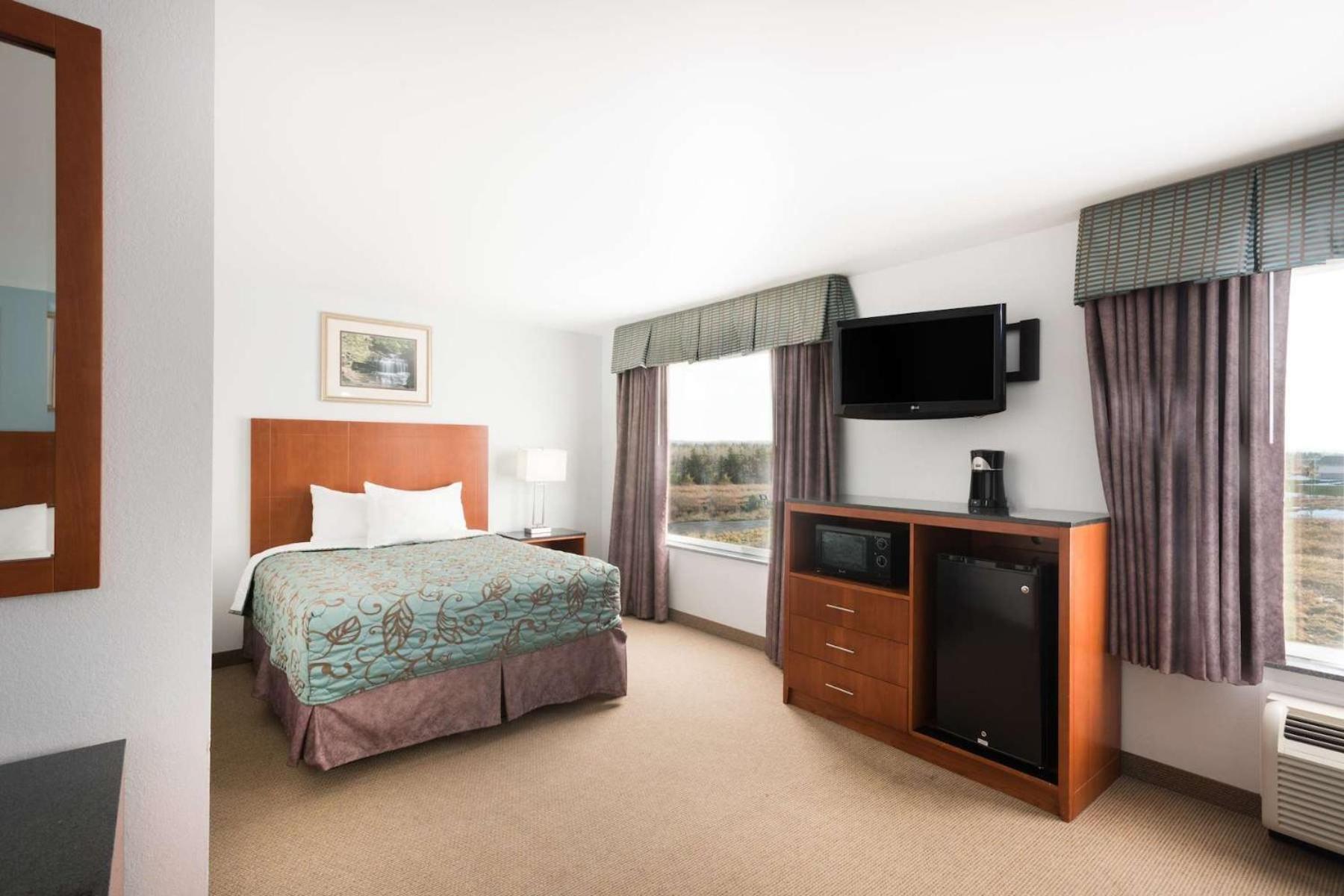 Studio Queen Suite with Three Queen Beds - Non-Smoking - Photo 3
