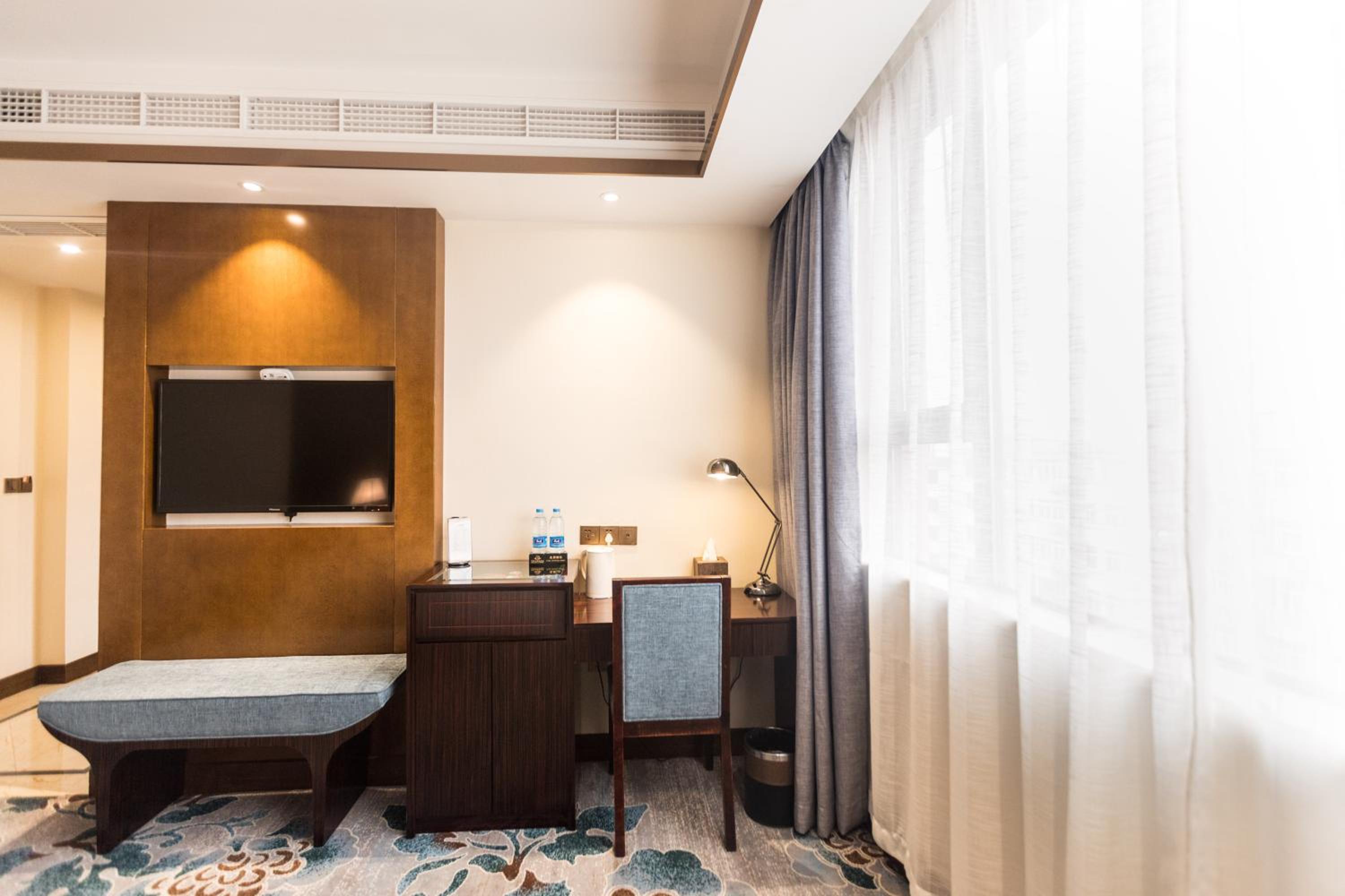 Deluxe King Room photo 2
