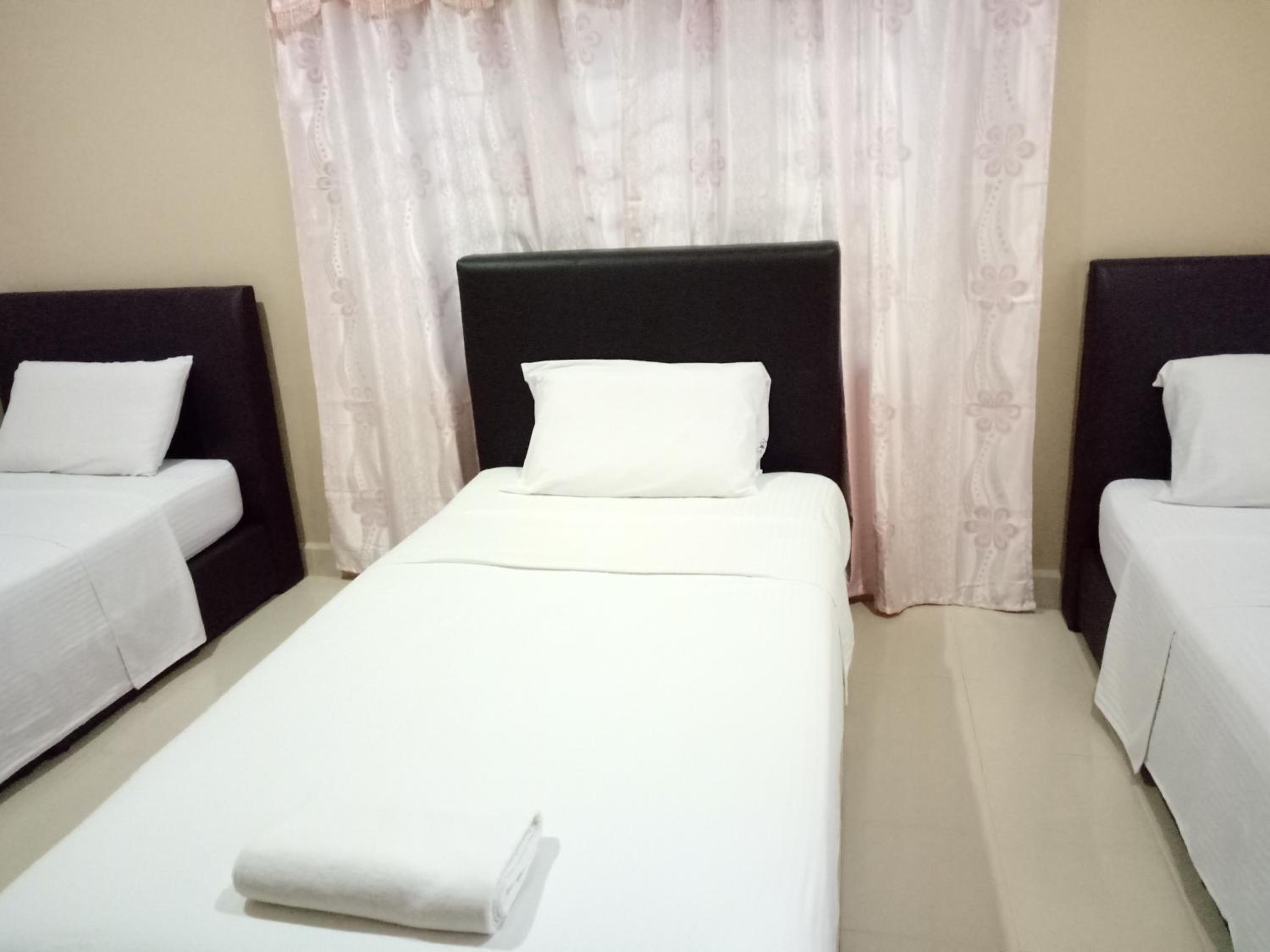 Budget Triple Room with Shared Bathroom photo 2