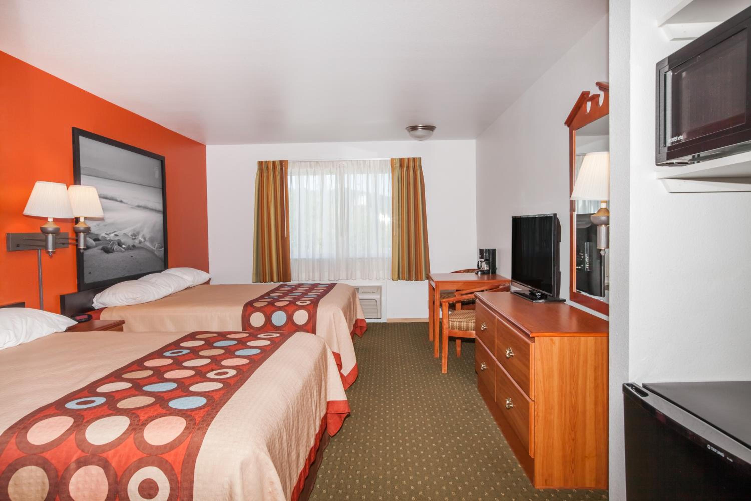 Queen Room with Two Queen Beds - Non-Smoking - Photo 3