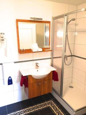 Deluxe Double Room (2 Adults + 1 Child) photo 3