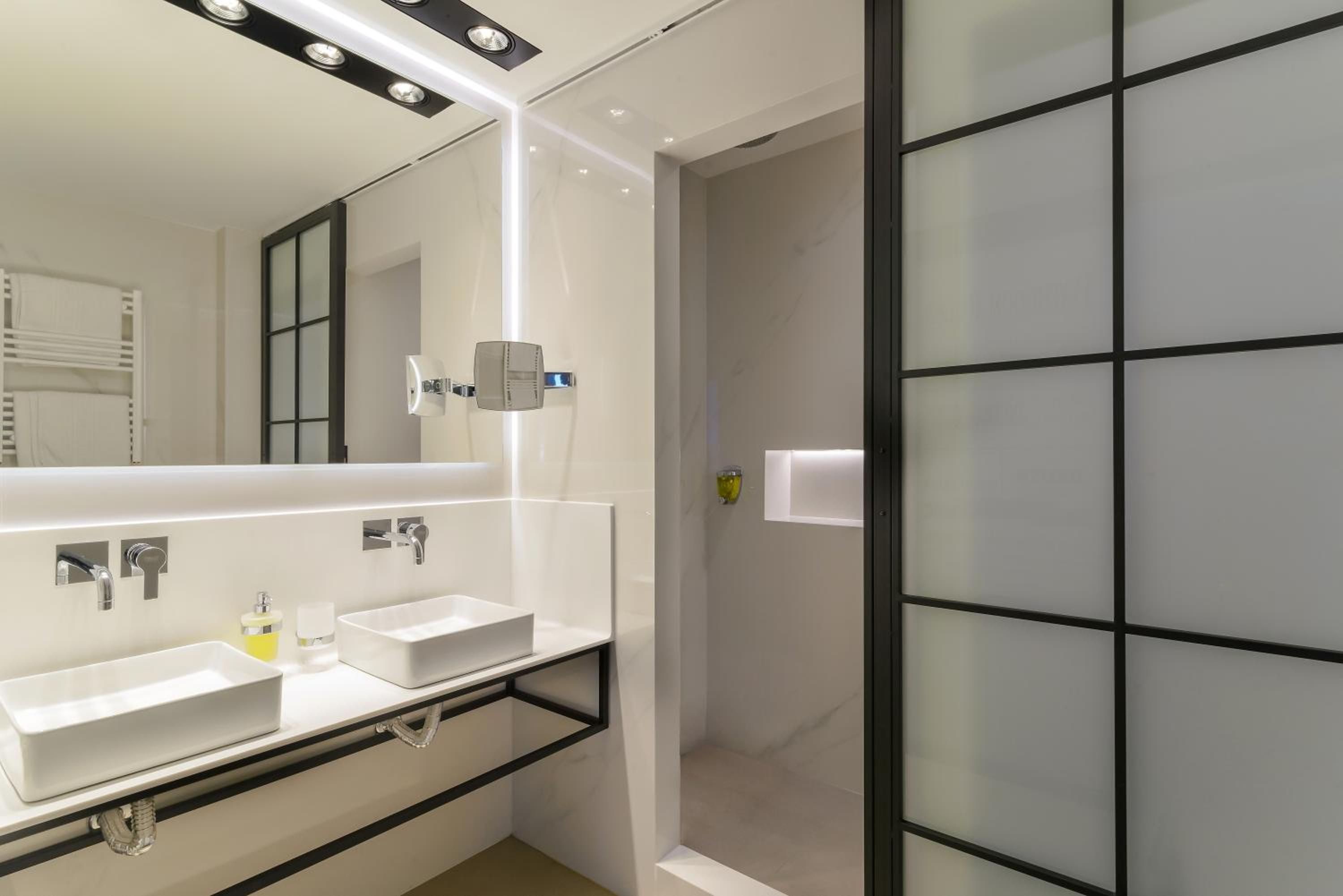 Double or Twin Room - Photo 10
