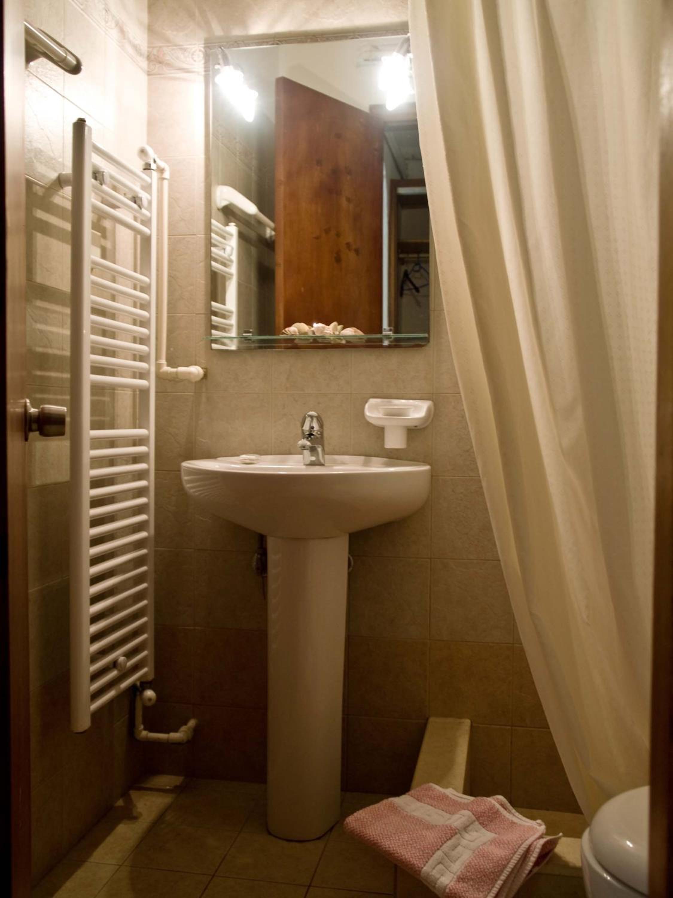 Standard Twin Room - Photo 5
