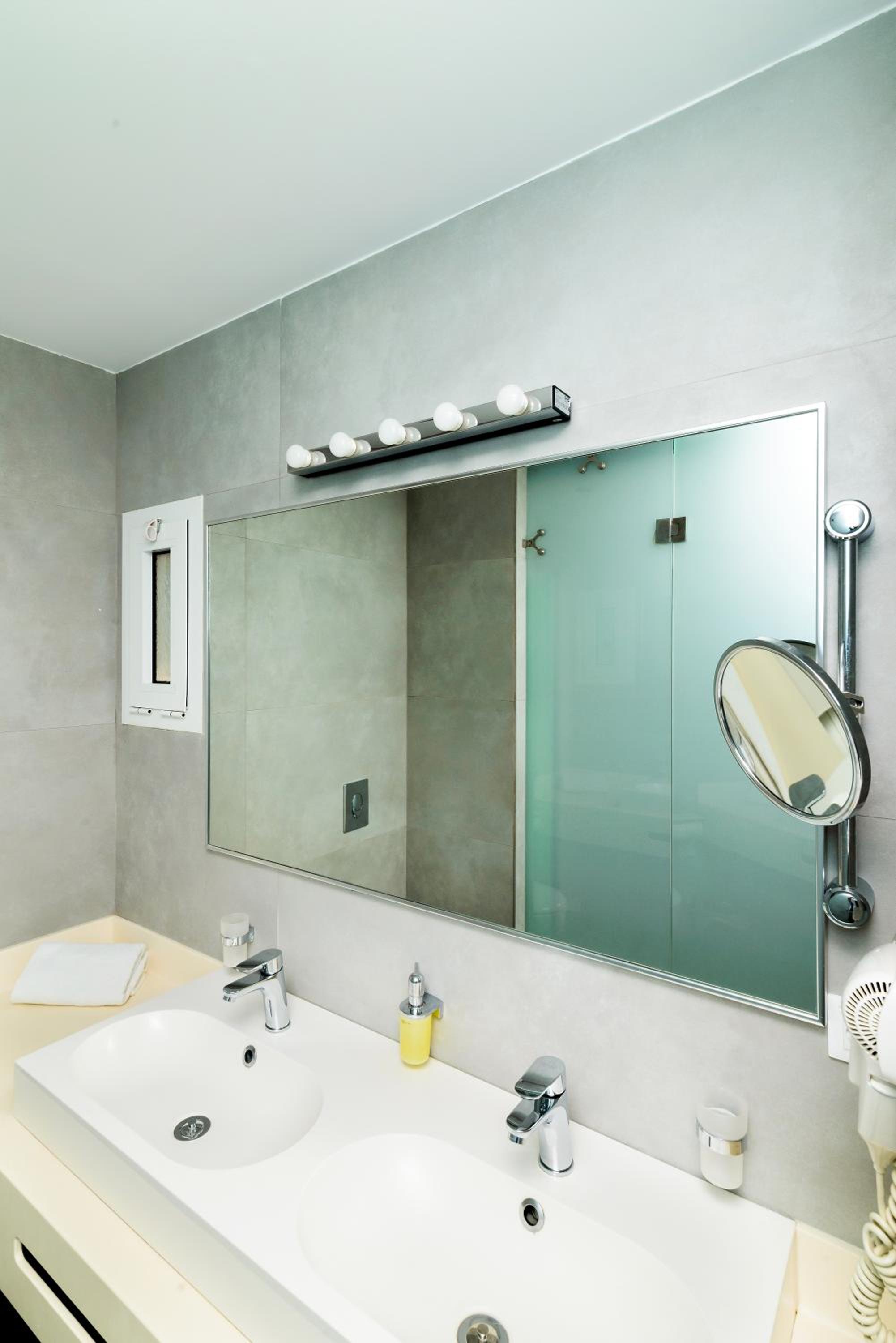 Double or Twin Room - Photo 2