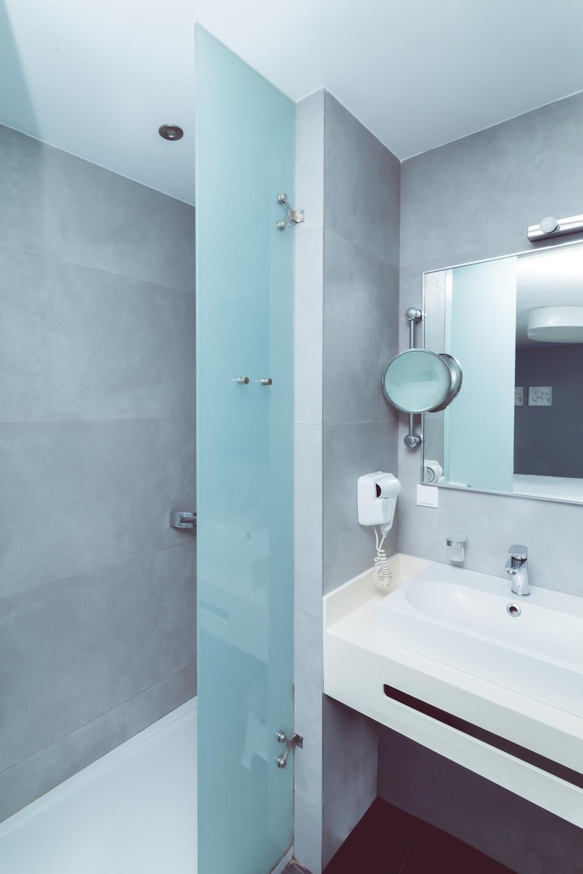 Double or Twin Room - Photo 17