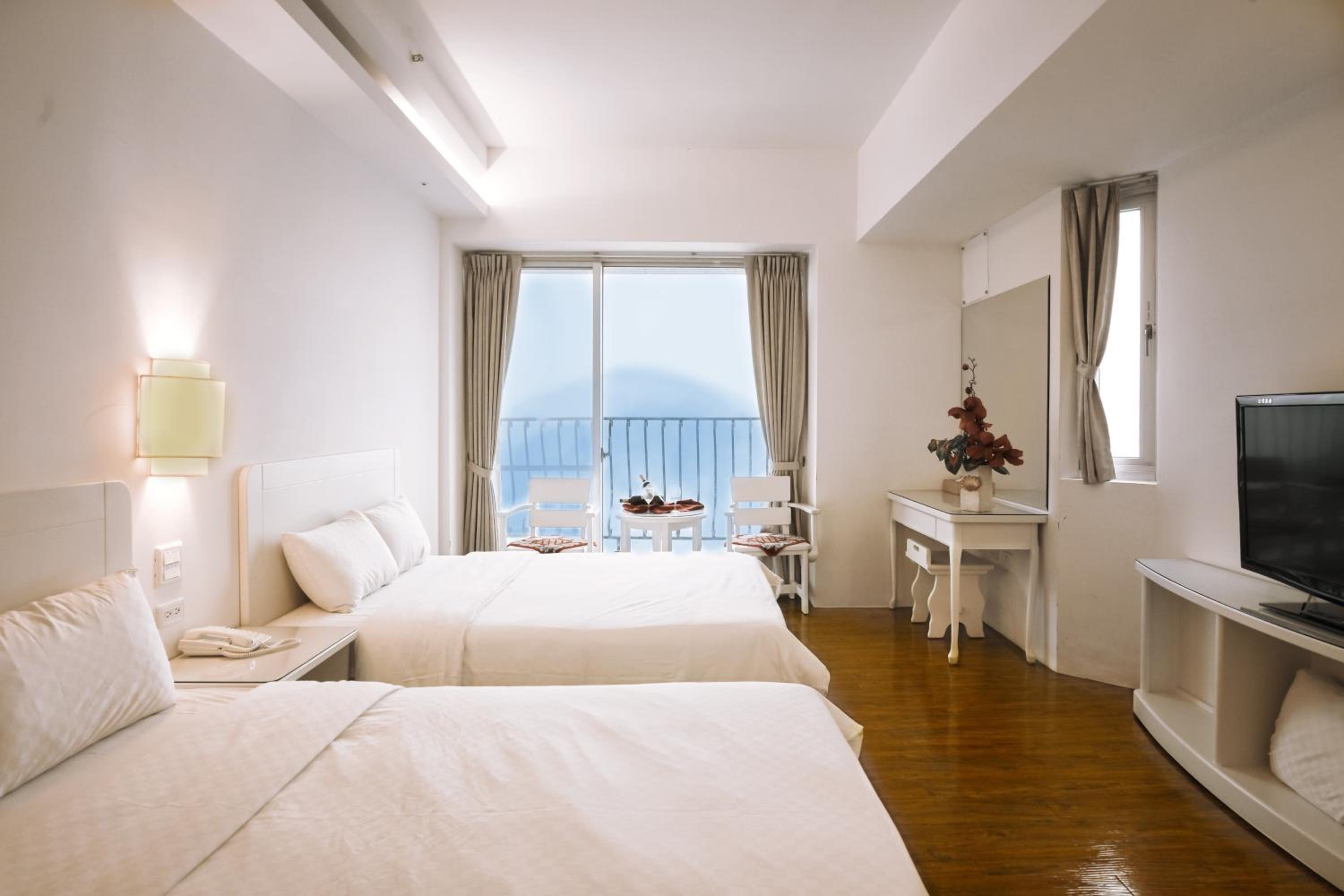 Quadruple Room with Lake View - Photo 1