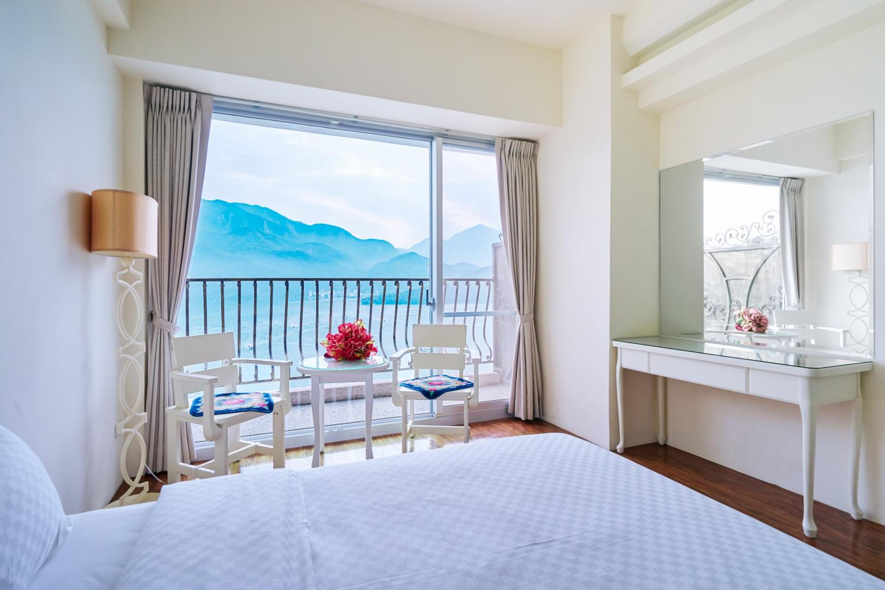 Double Room with Lake View - Photo 5