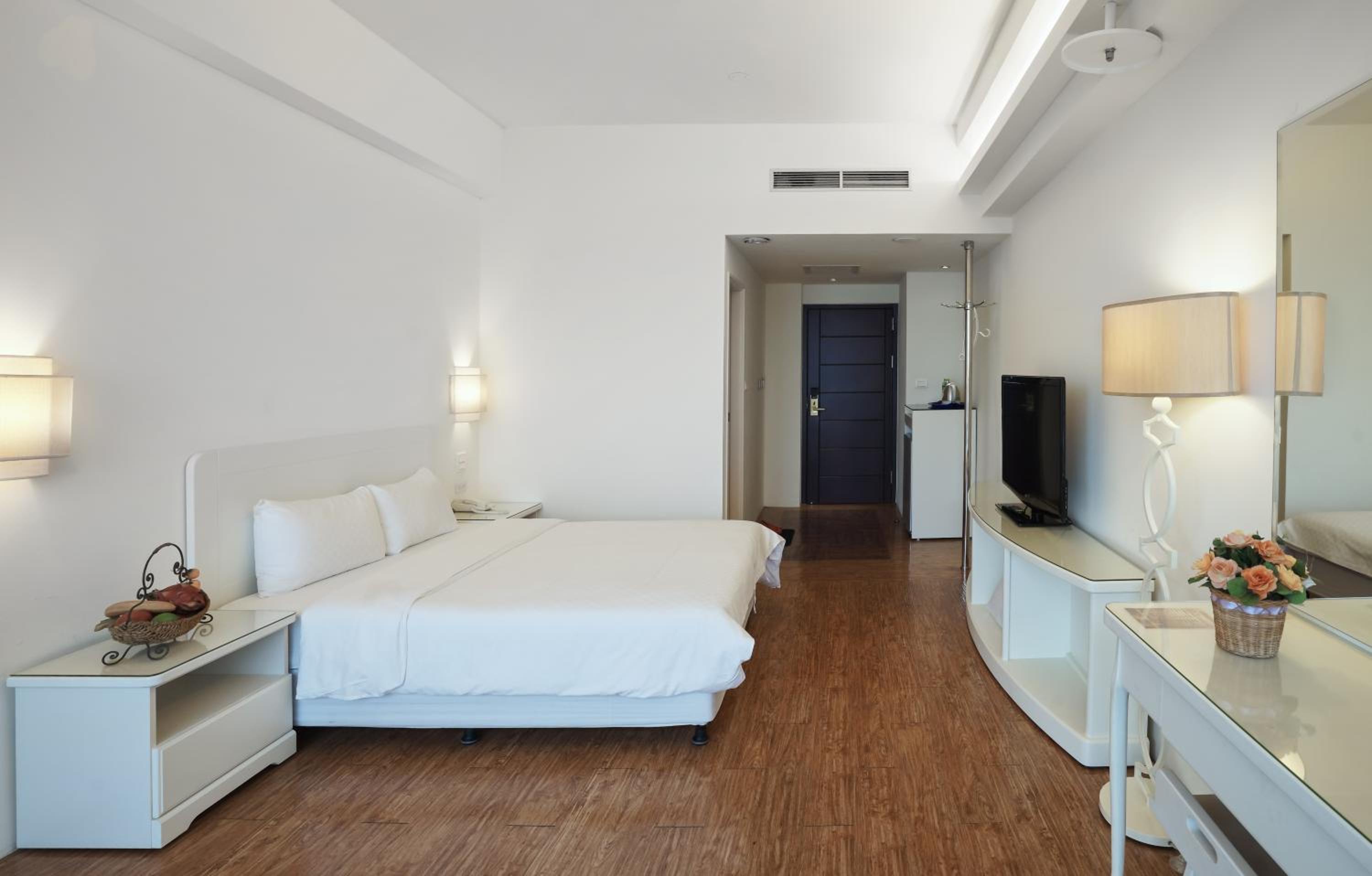 Double Room with Lake View - Photo 4