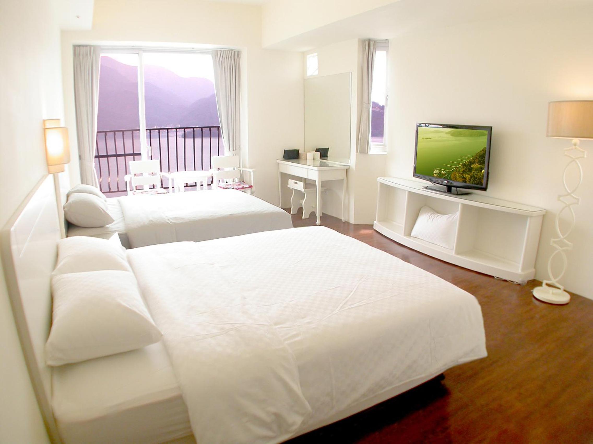 Quadruple Room with Lake View - Photo 3