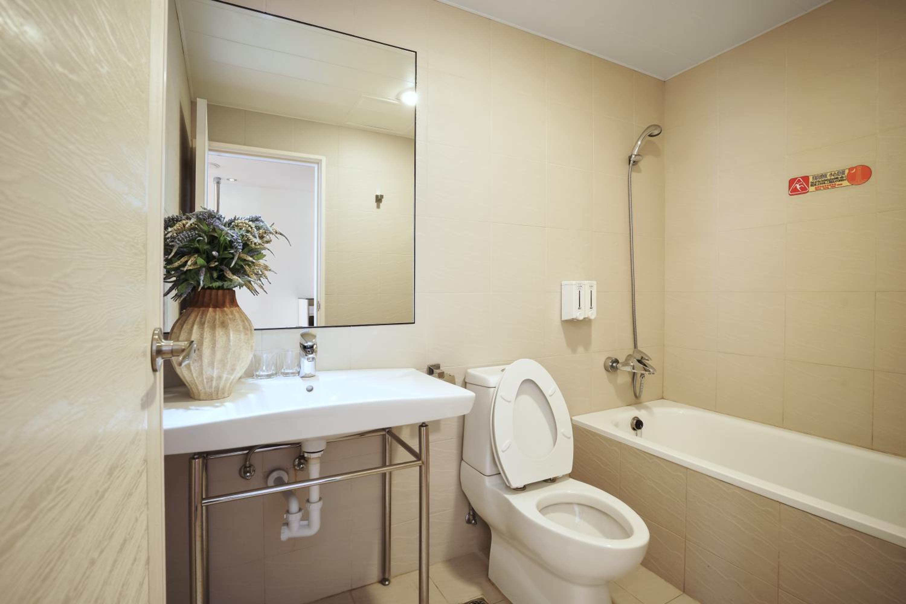 Quadruple Room with City View - Photo 3