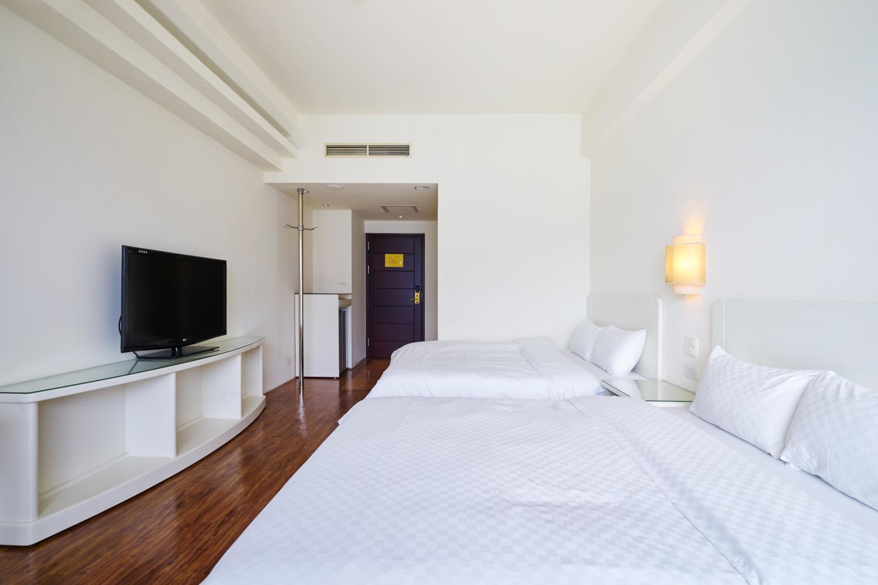 Quadruple Room with City View - Photo 1