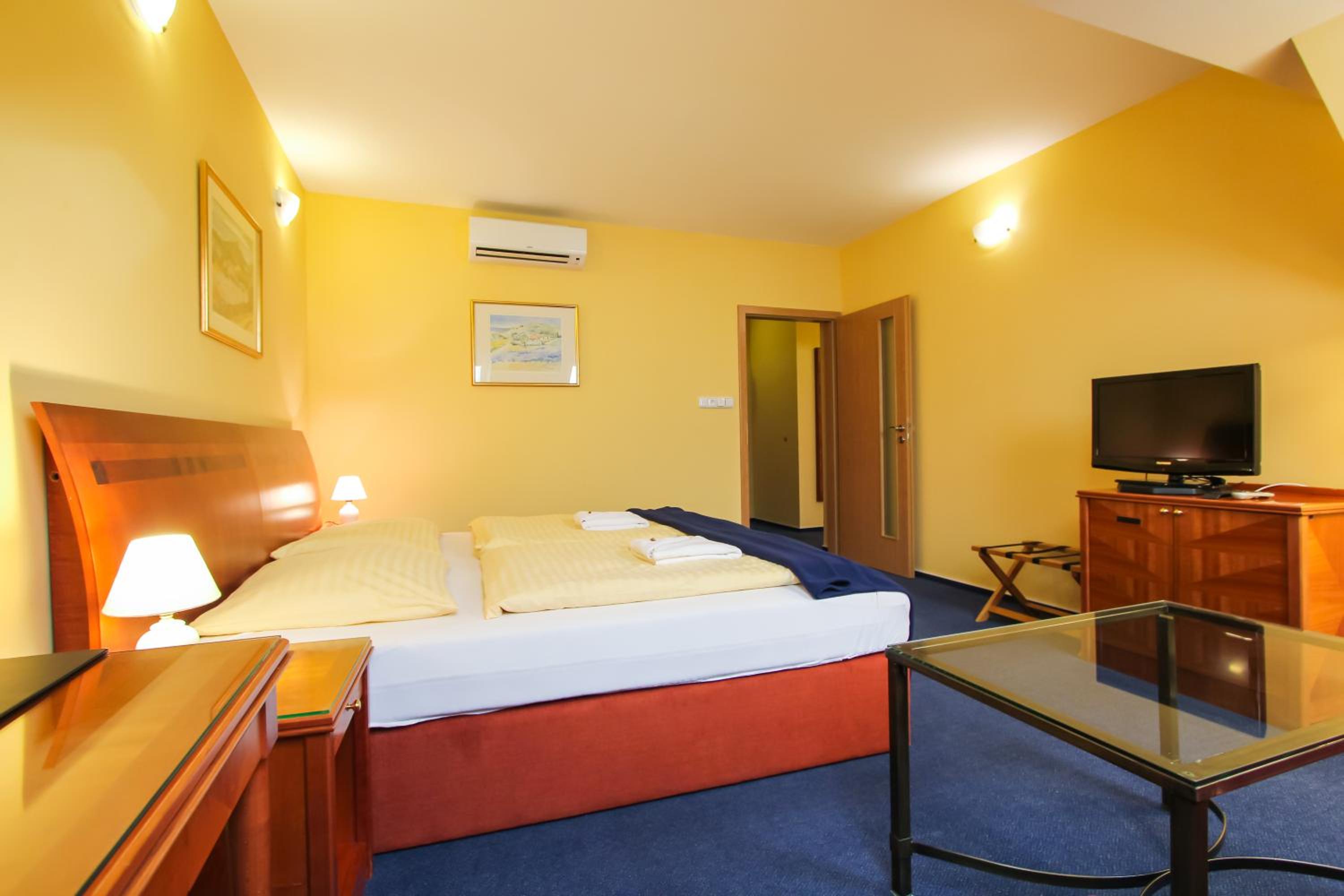 Double or Twin Room - Photo 8