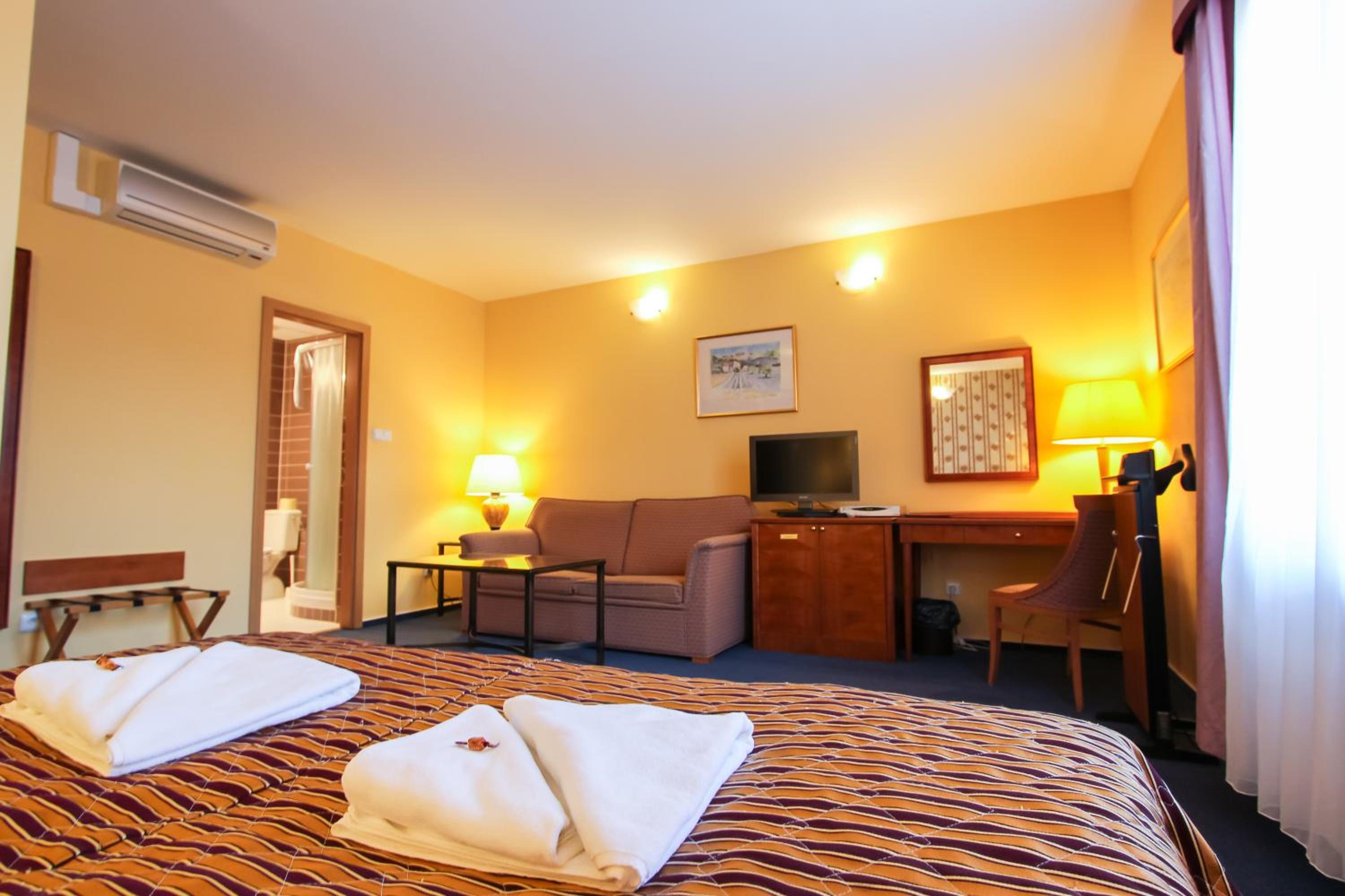 Double or Twin Room - Photo 7