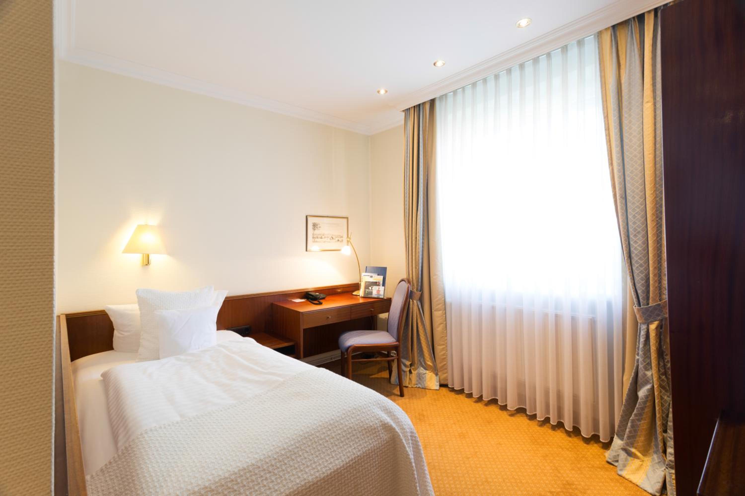 Standard Single Room residential example photo 2