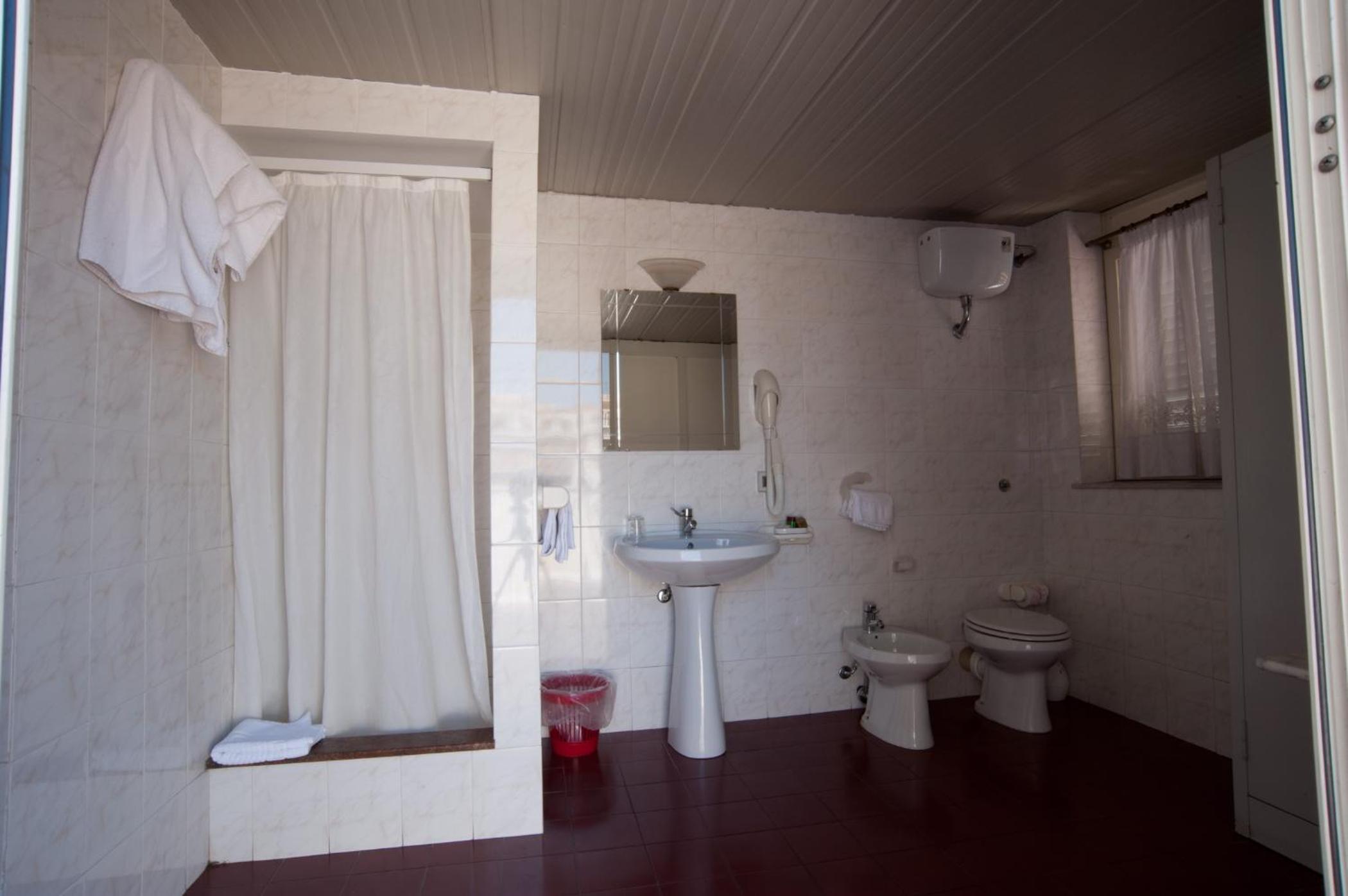 Double or Twin Room - Photo 3
