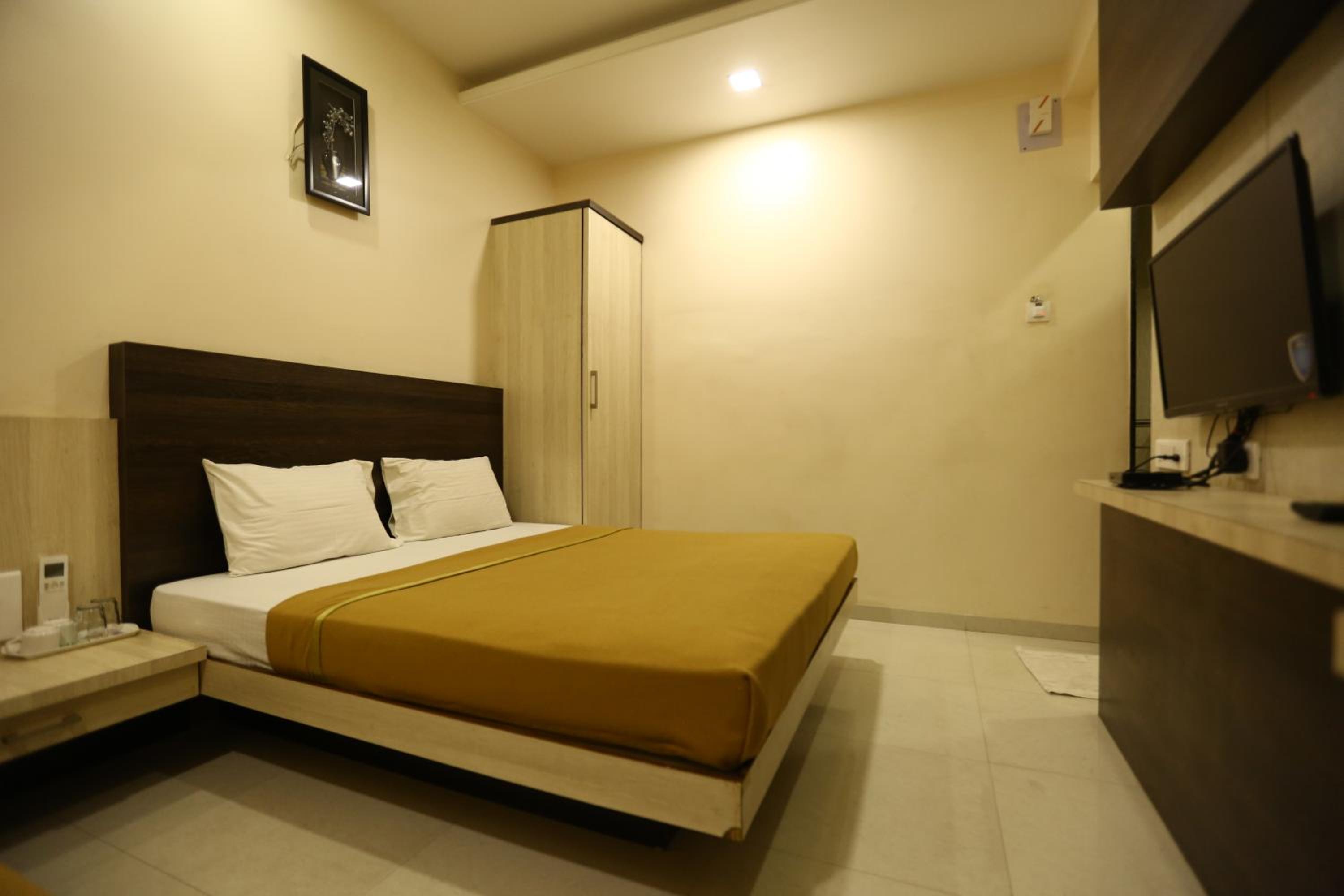 Standard Double Room Non AC - Photo 3