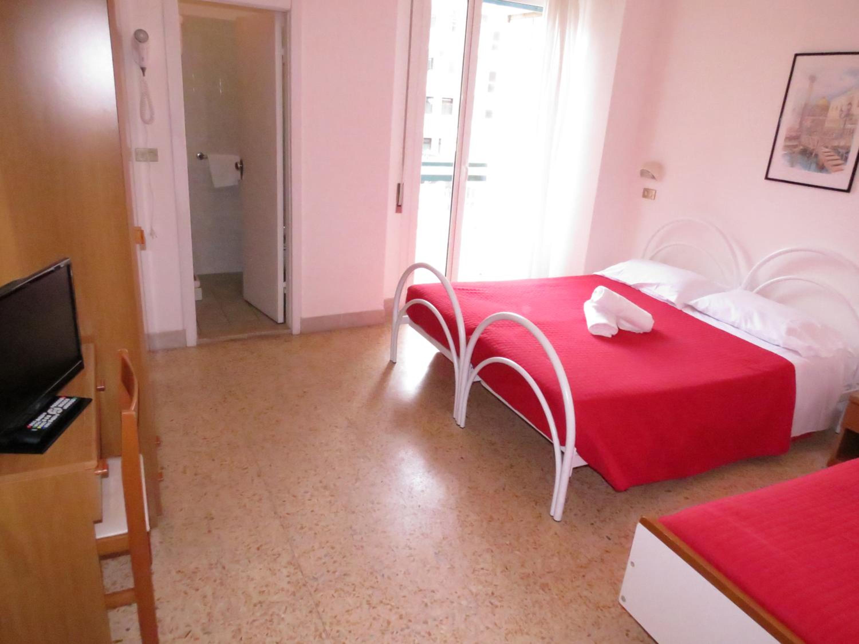 Economy Triple Room photo 3
