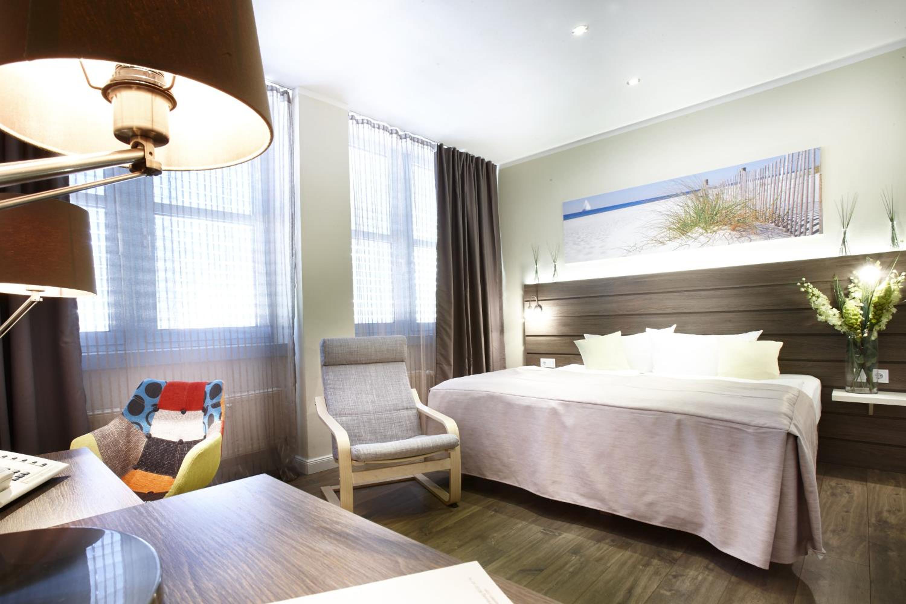 Standard Double Room thumbnail 5