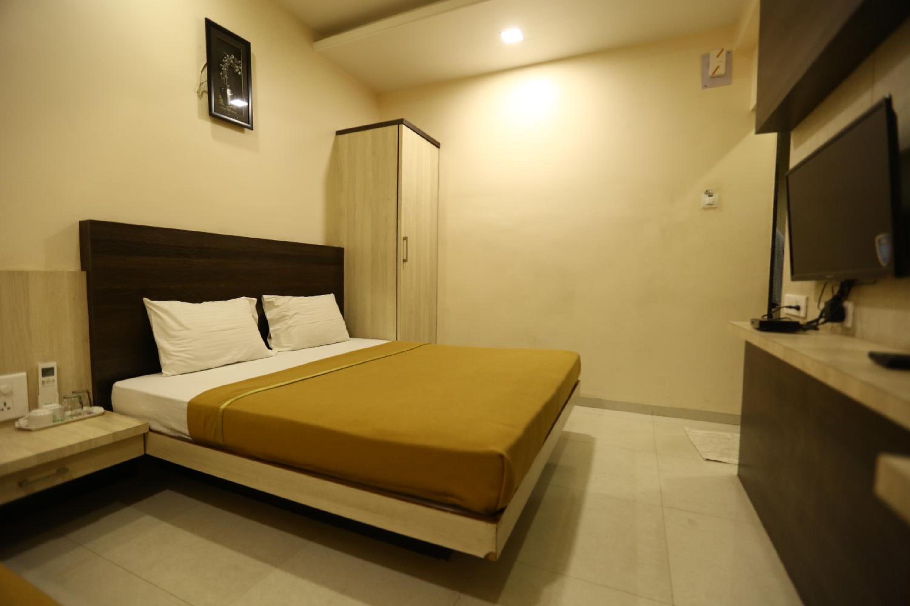 Standard Double Room Non AC - Photo 4