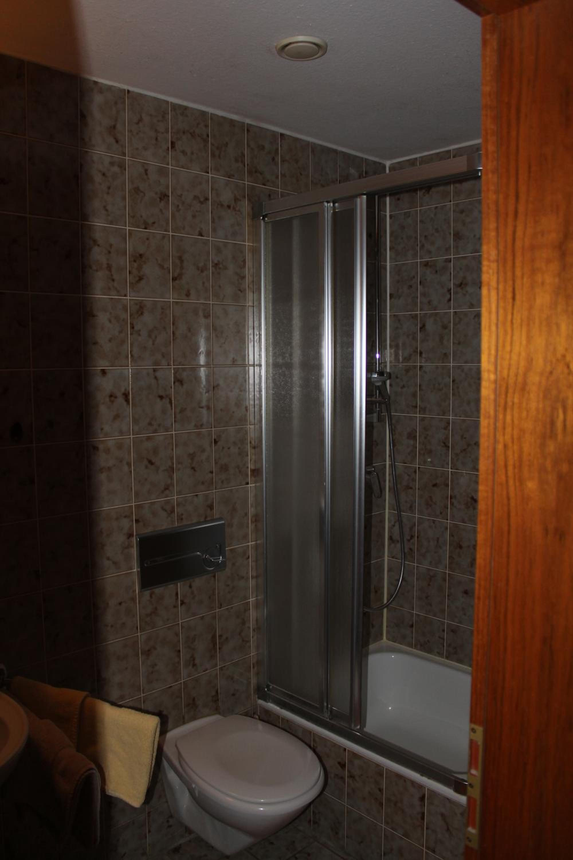 Quadruple Room with Private Bathroom - Photo 12