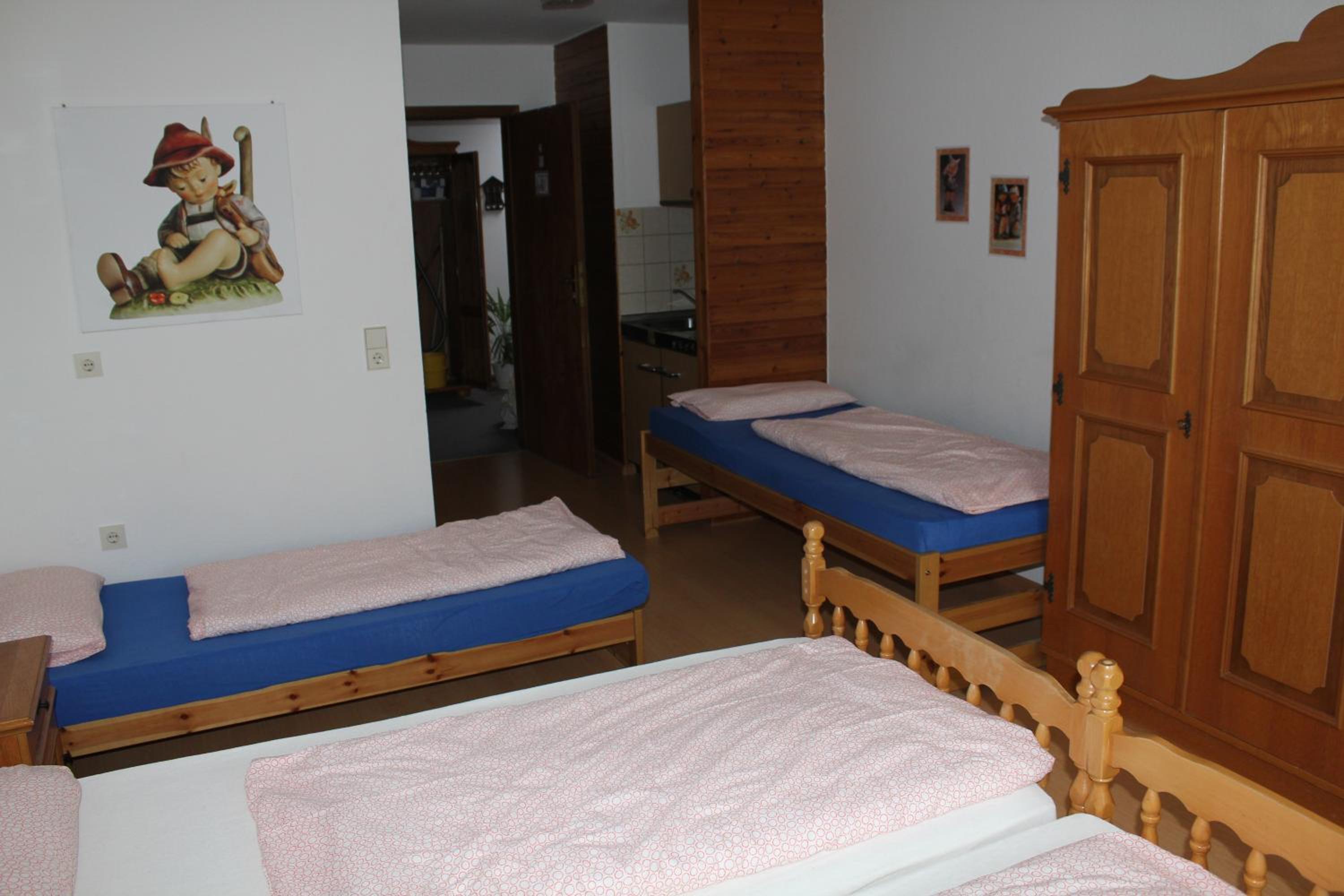Quadruple Room with Private Bathroom - Photo 8